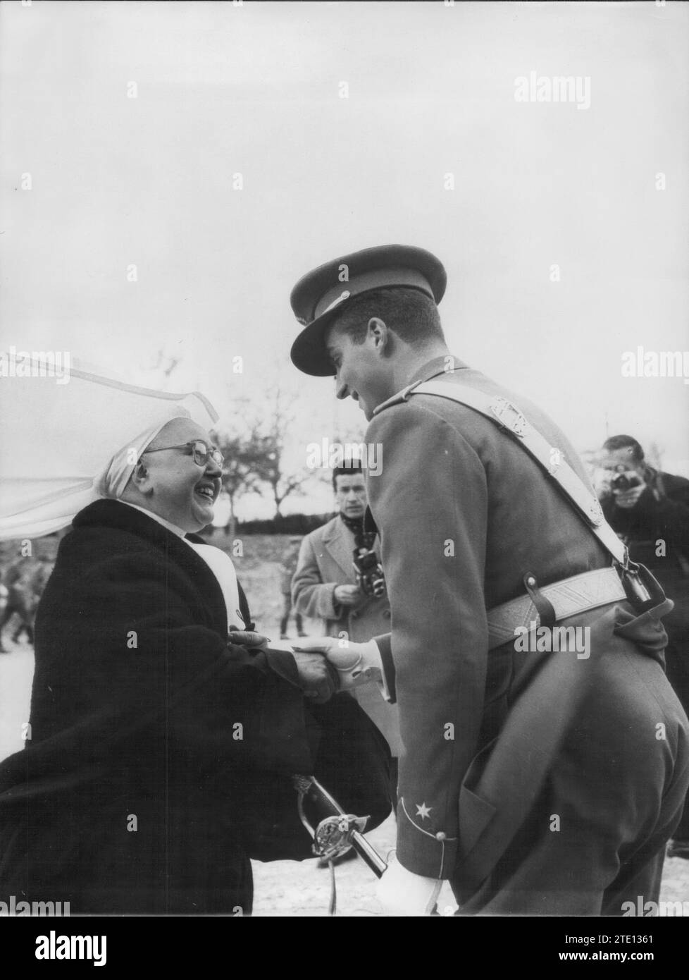 12/11/1959. Livraison des dépêches terrestres, maritimes et aériennes au prince Juan Carlos de Borbón à l'Académie militaire générale de Saragosse. Dans l'image, Don Juan Carlos dit au revoir à la mère supérieure de l'Académie militaire générale. Crédit : Album / Archivo ABC / Teodoro Naranjo Domínguez Banque D'Images