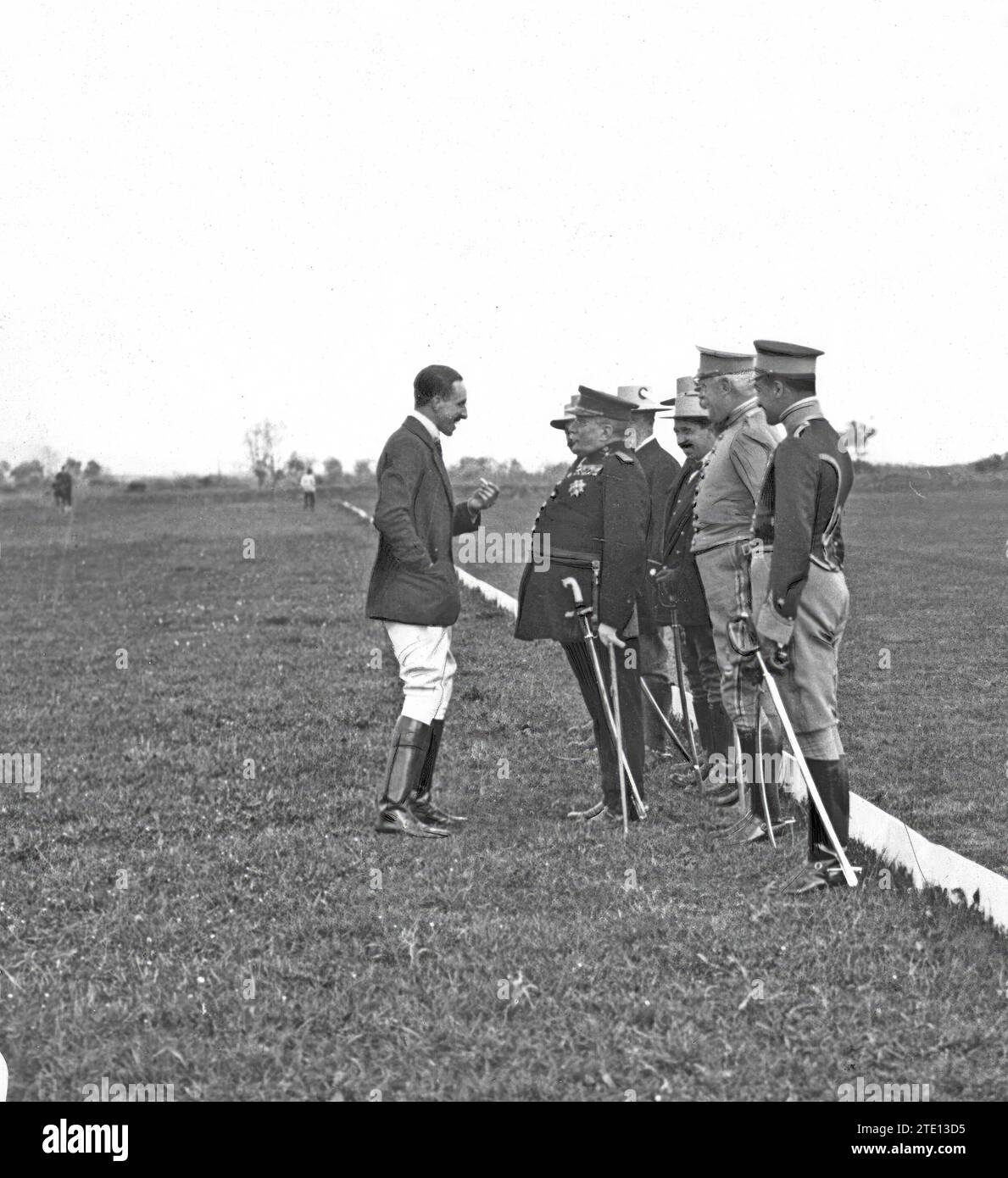 02/28/1914. Le voyage de SS.mm. A Hornachuelos. D. Alfonso XIII s'entretenant avec le général de la Remonta, M. Jaquetot et les officiers. Crédit : Album / Archivo ABC / Julio Duque Banque D'Images
