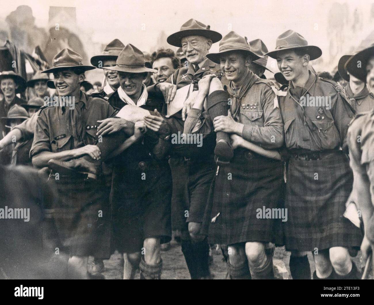 12/31/1924. Sir Robert Baden Powell, chef des Boys Scouts, porté par les scouts. Crédit : Album / Archivo ABC / Vidal Banque D'Images