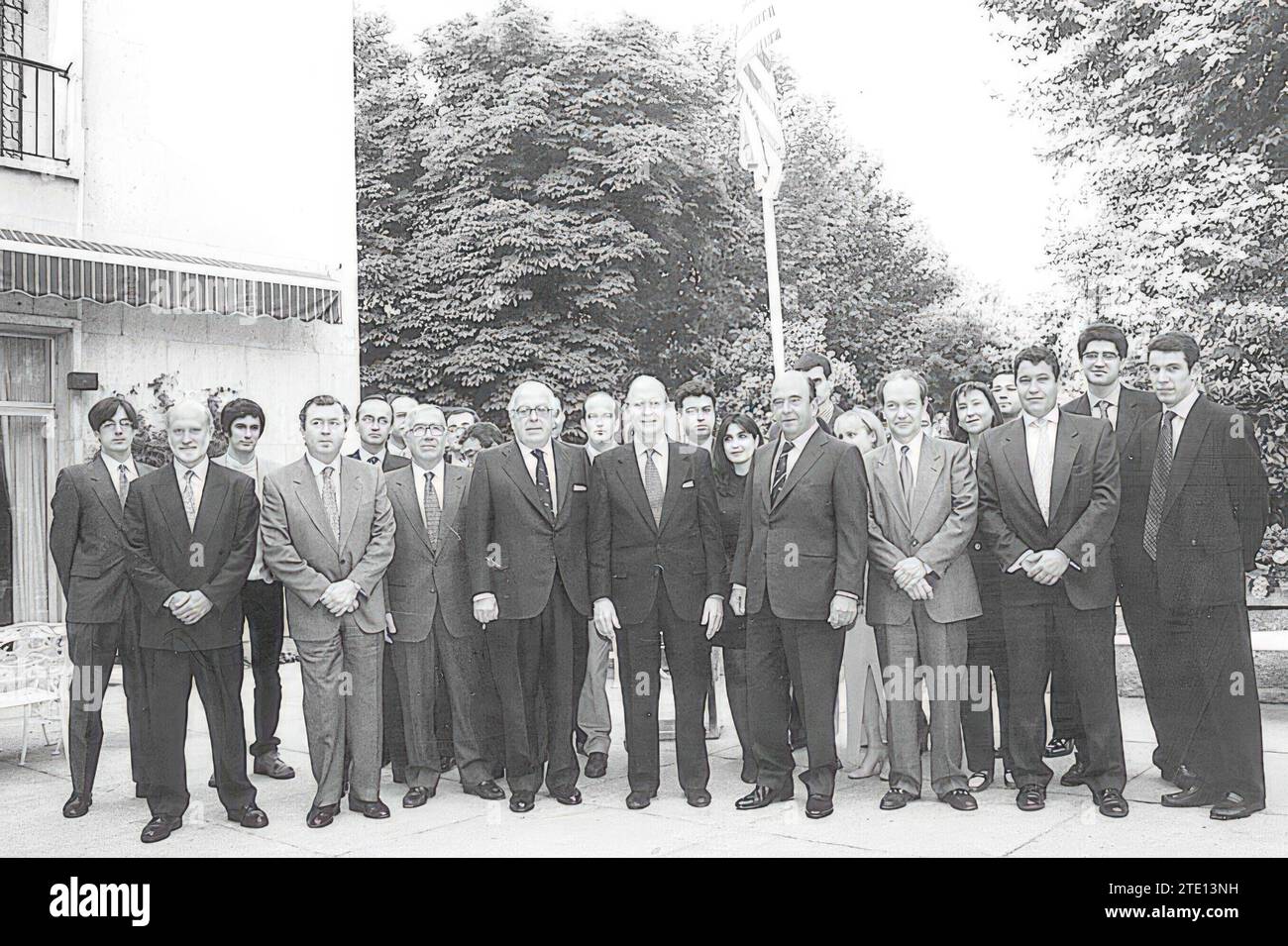 05/19/1997. HORIZONTAL - le programme Espagne USA 2000 accorde 19 bourses aux diplômés pour leurs études de troisième cycle aux États-Unis ; à l'image, l'ambassadeur, plusieurs des sponsors et les bénéficiaires de la bourse. Crédit : Album / Archivo ABC / Luis de Vega Hernández Banque D'Images