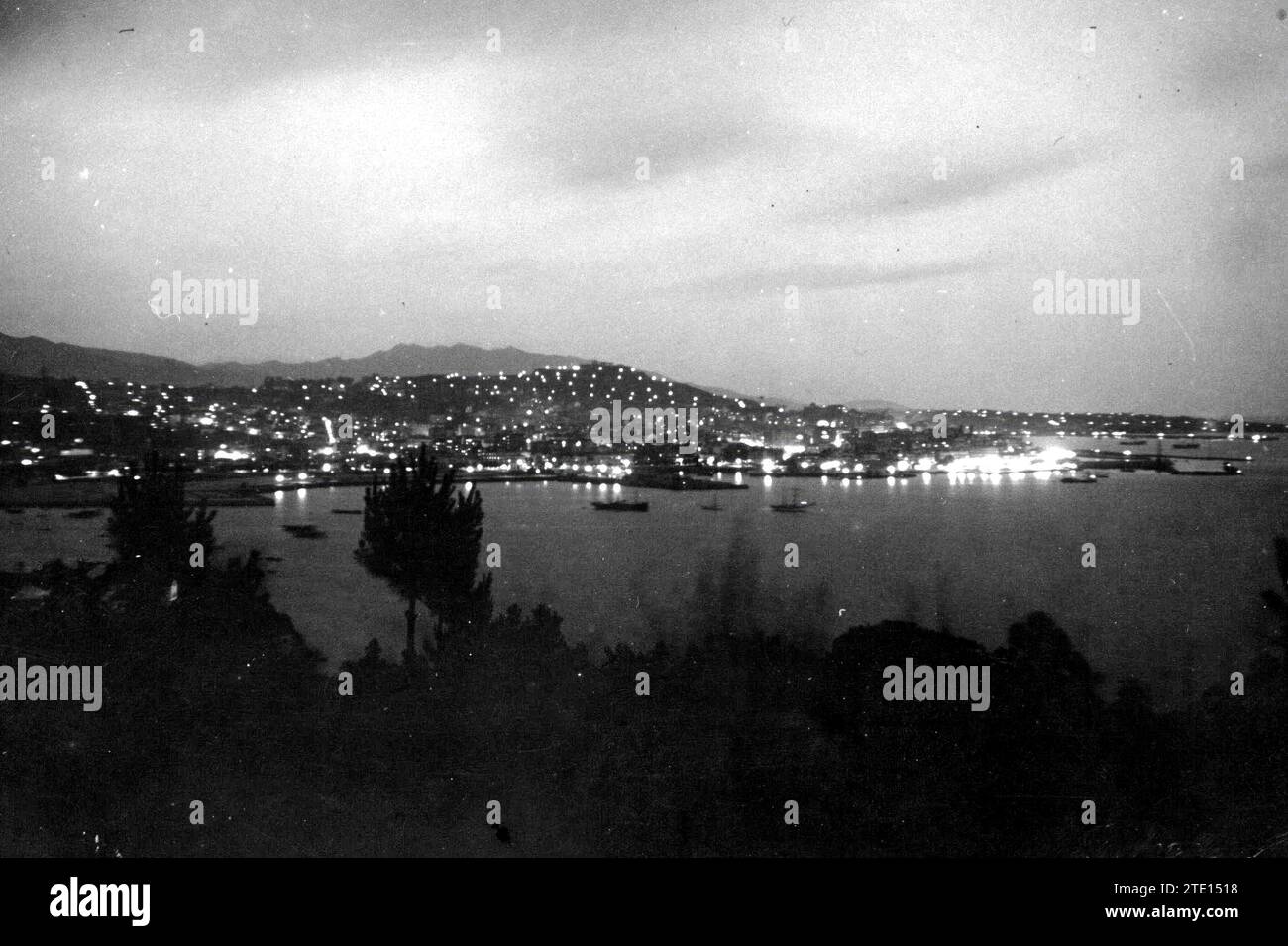 12/31/1959. Vue nocturne sur la baie de Vigo depuis la montagne du guide. Crédit : Album / Archivo ABC / Pacheco Banque D'Images