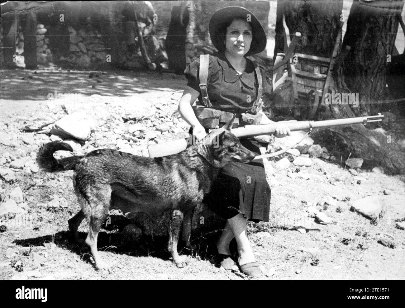 Septembre 1936. Guerre civile espagnole. Une milicienne à un poste de