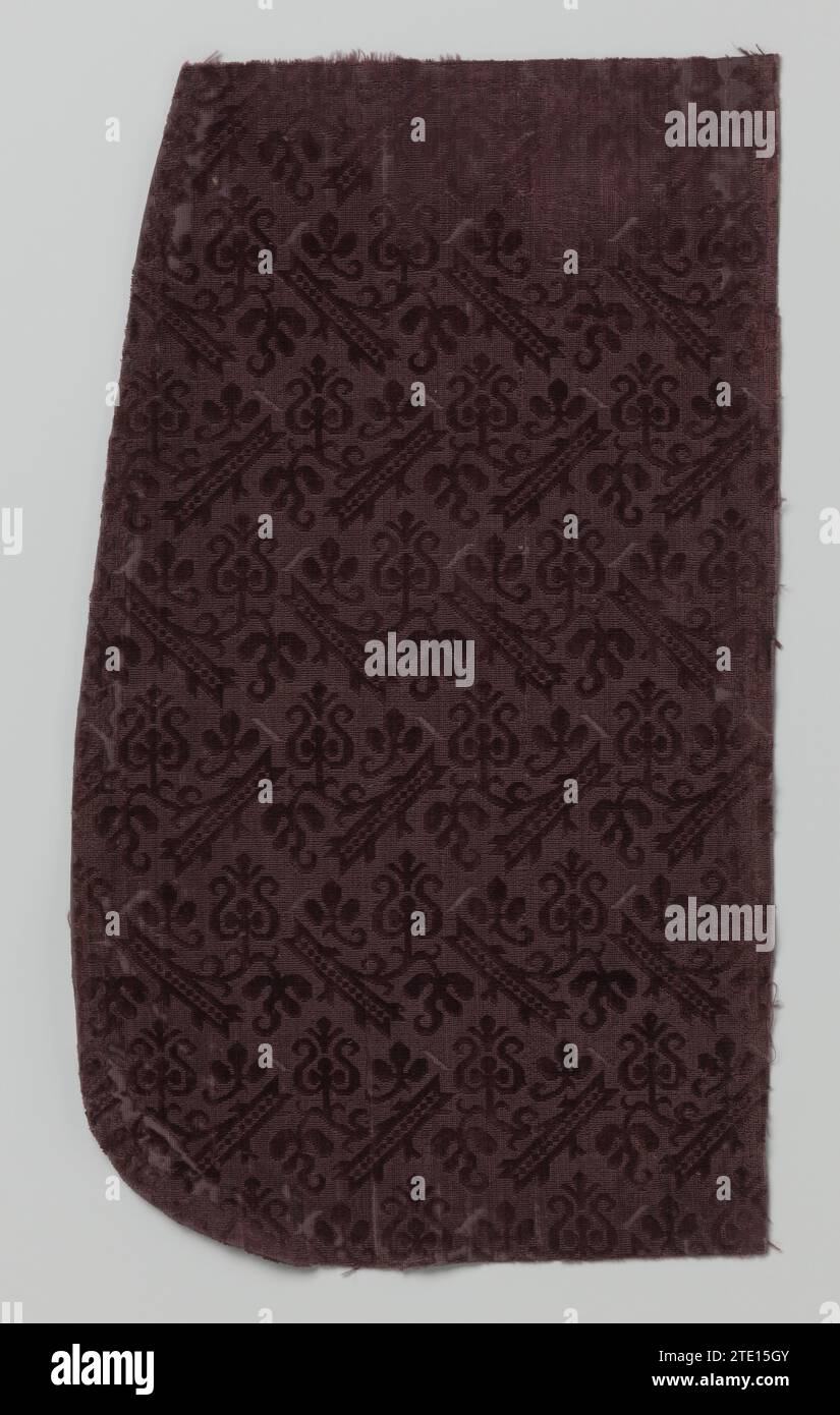 Extrait rouge soie fluble, anonyme, 1500 - 1599 fragment de velours. En velours rouge vin mûri horizontalement, lames stylisées et fleurs sur des brindilles aux extrémités en forme de poutre. Soie italienne. velours (tissu tissé). Velours ciselé fragment de velours. En velours rouge vin mûri horizontalement, lames stylisées et fleurs sur des brindilles aux extrémités en forme de poutre. Soie italienne. velours (tissu tissé). velours ciselé Banque D'Images
