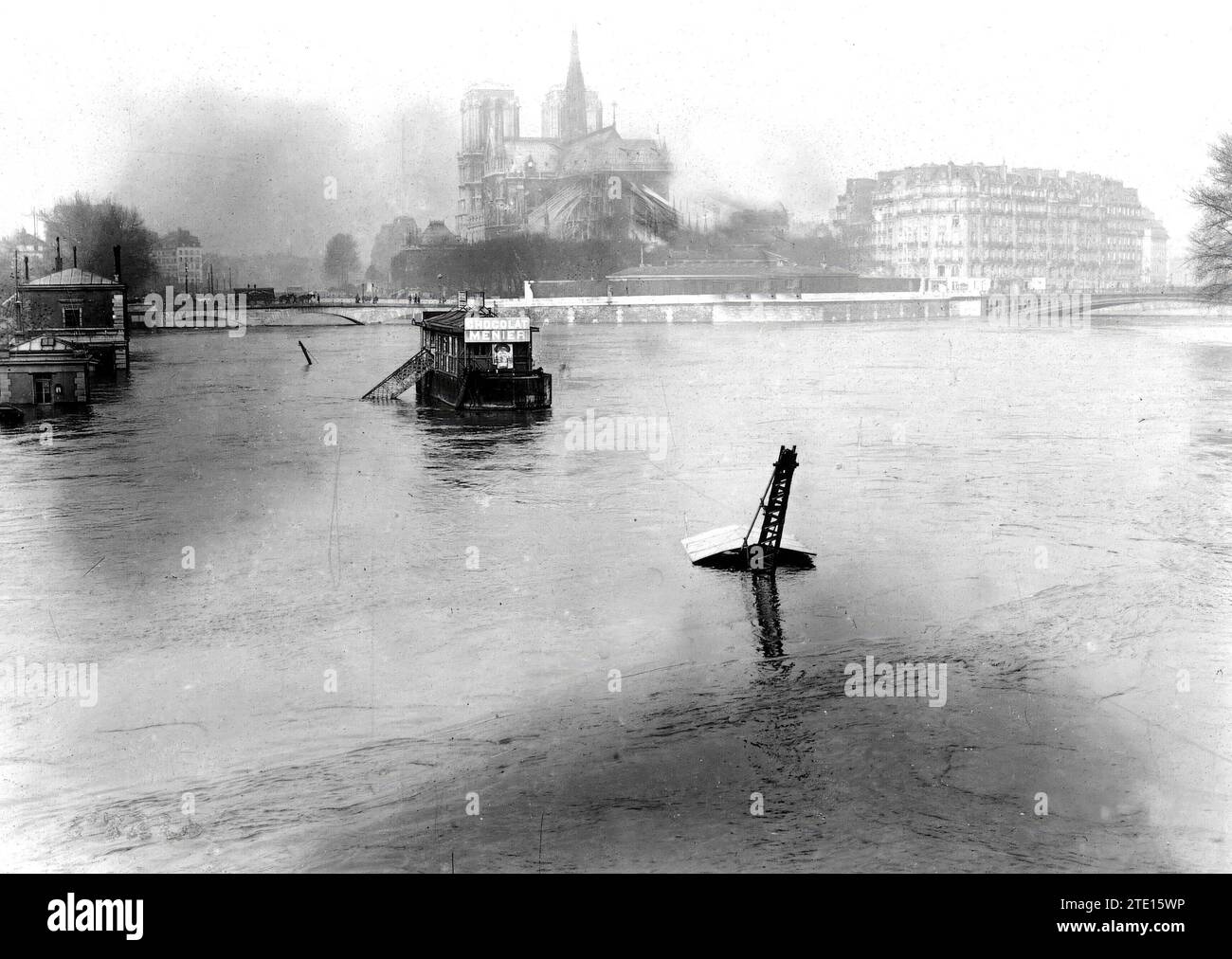 01/31/1913. L'inondation de la Seine à Paris. Aspect de la rivière depuis le pont de l'Archevêché. Au premier plan, vous pouvez voir l'extrémité supérieure d'une grue qui a disparu sous l'eau. Crédit : Album / Archivo ABC / M. Branger Banque D'Images