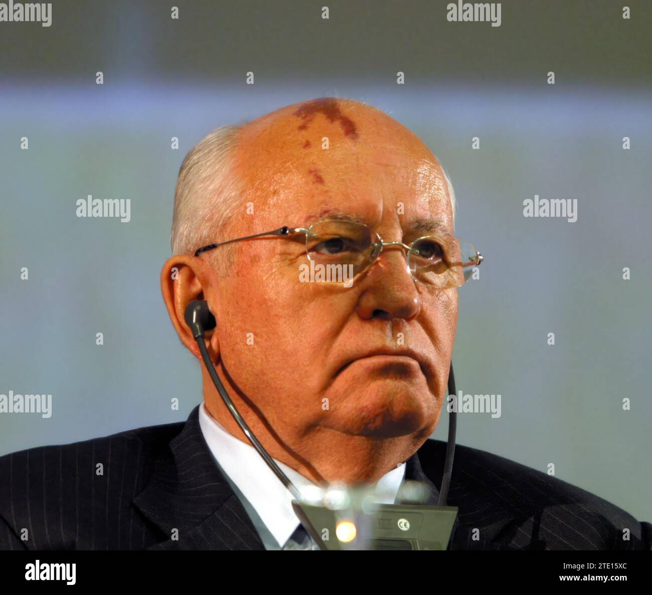 06/01/2004. Barcelone 2,6.04.- le président de la Croix verte internationale et ancien président de l'URSS, Mijail Gorbatchev (i), lors de la présentation aujourd'hui du dialogue sur 'Energie et développement durable' qui se tiendra à partir d'aujourd'hui au Forum universel des cultures pour justifier la nécessité de gérer l'énergie de manière écologique...PHOTO YOLANDA CARDO....ARCHDC. Crédit : Album / Archivo ABC / Yolanda Cardo Banque D'Images