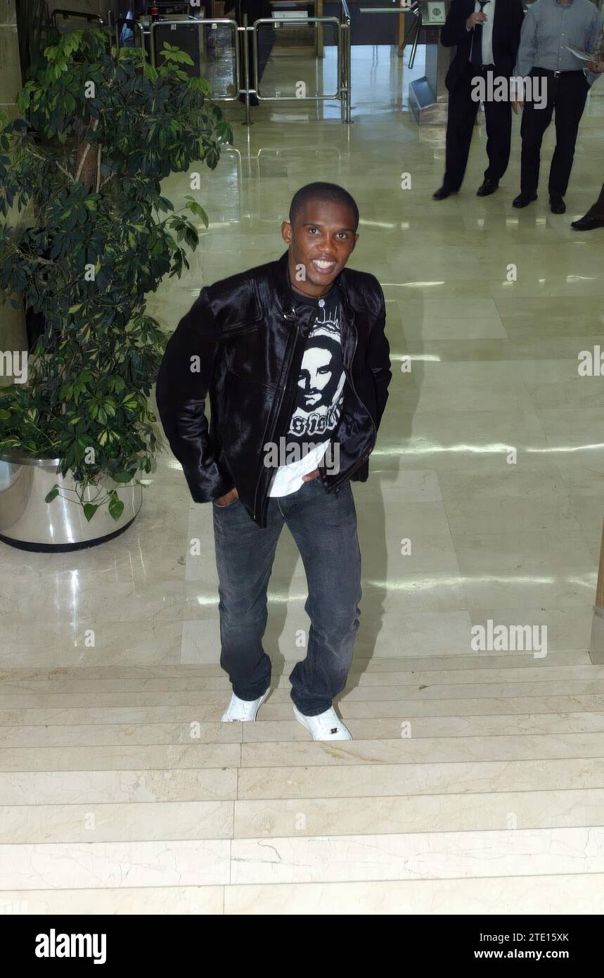 11/06/2005. Madrid 7-11-05 FCBarcelone avant Samuel EToo visite la rédaction ABC.. Photo:Ángel de Antonio... Archdc. Crédit : Album / Archivo ABC / Ángel de Antonio Banque D'Images