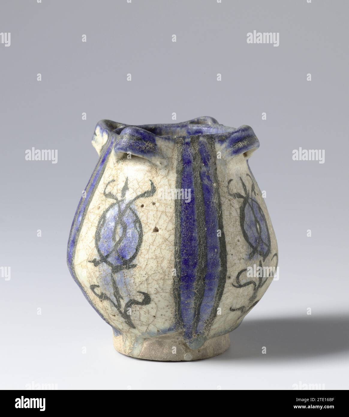 Pot avec des fleurs stylisées et quatre poignées, anonyme, c. 1200 - c. 1299 Pot de quartz fritry avec quatre petites oreilles sur le cou. Peint en bleu glacé avec quatre branches de fleurs stylisées séparées par un large bracelet bleu. Faïence iranienne. glaçage. Cobalt (minéral) peinture / vitrification Pot de quartz fritry avec quatre petites oreilles sur le cou. Peint en bleu glacé avec quatre branches de fleurs stylisées séparées par un large bracelet bleu. Faïence iranienne. glaçage. cobalt (minéral) peinture / vitrification Banque D'Images