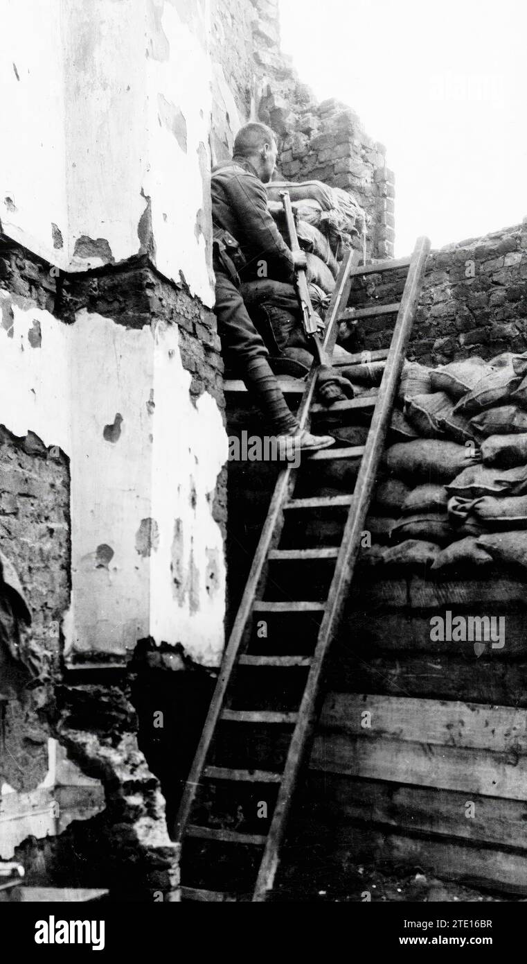 03/31/1915. The English in Campaign. Soldat d'infanterie en service de garde parmi les ruines d'un château. -date approximative. Crédit : Album / Archivo ABC / Photopress Banque D'Images