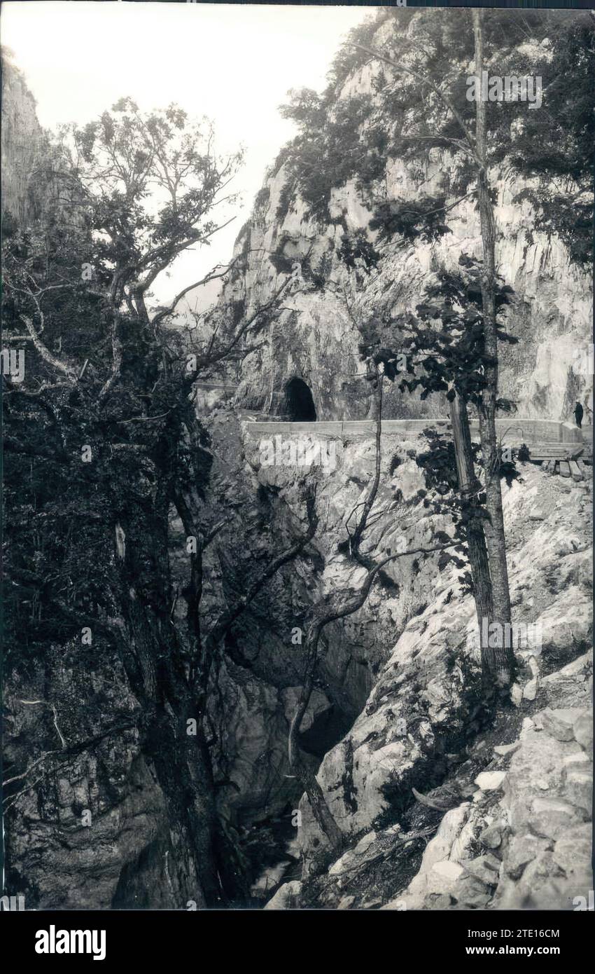 12/31/1939. Un tunnel d'autoroute d'Oza au-dessus de l'embouchure de l'enfer. Crédit : Album / Archivo ABC / F. de las Heras Banque D'Images