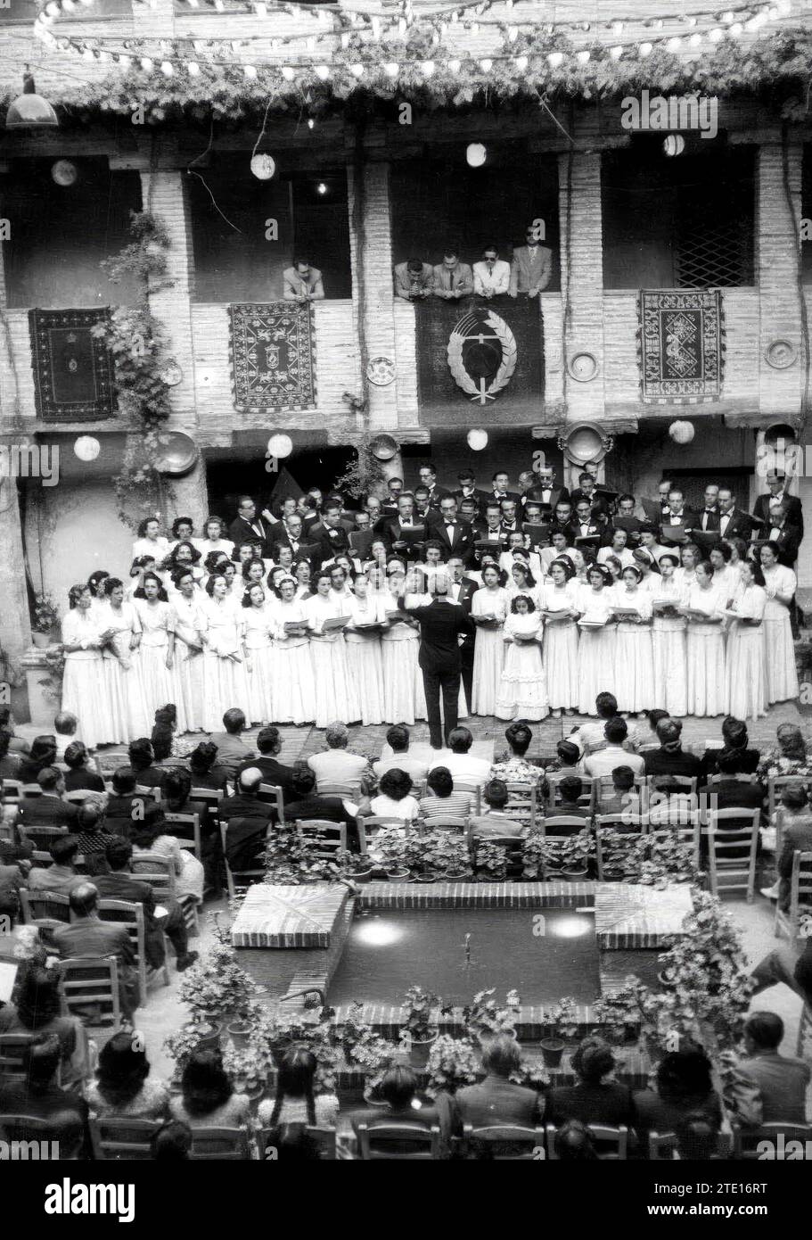 06/30/1946. La messe chorale de l'éducation et le reste de Madrid en plein concert dans le corral de charbon de bois à l'occasion des fêtes. Crédit : Album / Archivo ABC / Manuel Torres Molina Banque D'Images