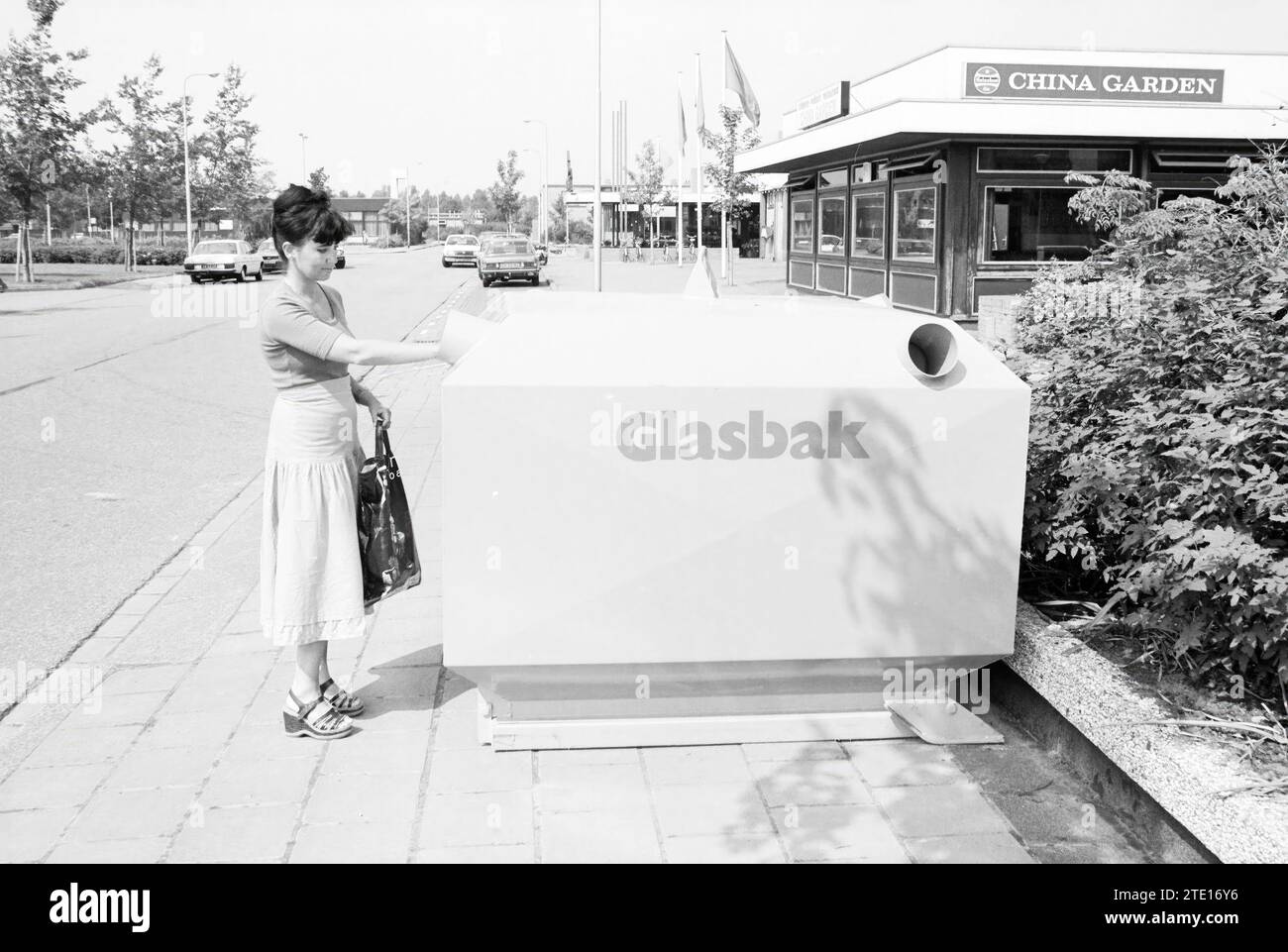 Conteneur en verre hors sol au centre commercial Poelmark à lisse. Un récipient en verre est un récipient pour collecter des déchets de verre sans dépôt, tels que des bouteilles et des bocaux. Le verre collecté est réutilisé. Depuis 1978, il existe des bacs en verre dans plusieurs municipalités. Vitrail. Le soufflage du verre fonctionne. Verre en général., lisse, 12-06-1980, Whizgle News from the Past, taillé pour l'avenir. Explorez les récits historiques, l'image de l'agence néerlandaise avec une perspective moderne, comblant le fossé entre les événements d'hier et les perspectives de demain. Un voyage intemporel façonnant les histoires tha Banque D'Images