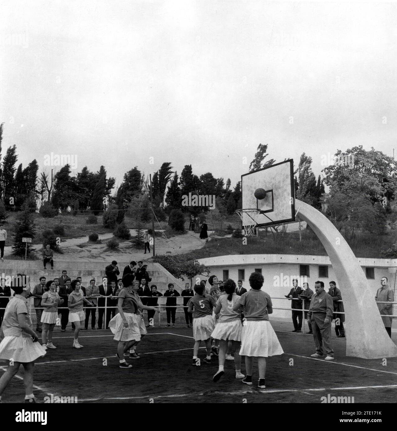 Madrid, avril 1961. Match féminin entre les équipes de Bilbao et Séville à Ciudad Universitaria à l'occasion des matchs nationaux universitaires. Crédit : Album / Archivo ABC / Teodoro Naranjo Domínguez Banque D'Images