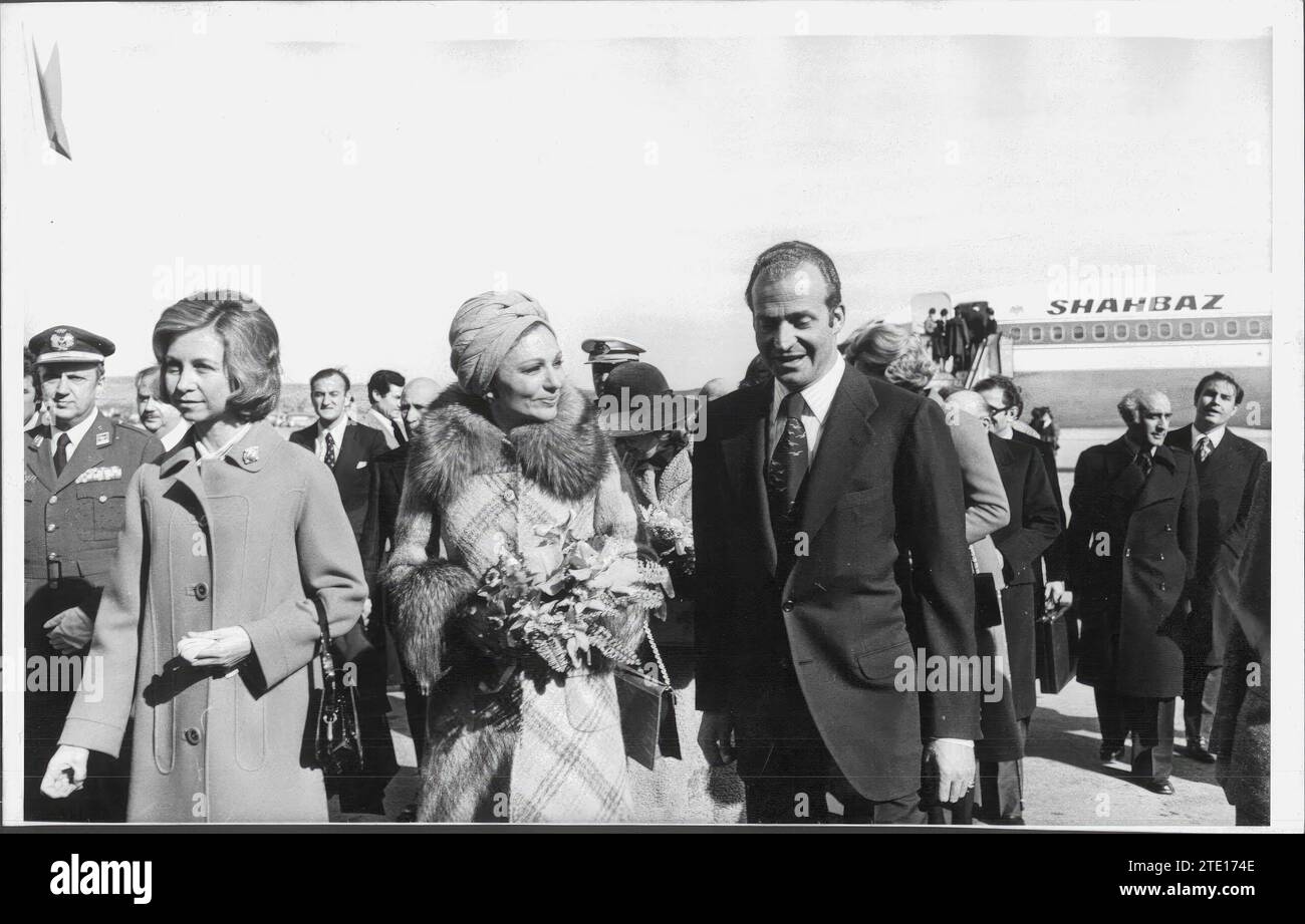 02/23/1976. Impératrice Farah Diba en Espagne. L'impératrice restera dans le palais Zarzuela invité par les monarques espagnols. Dans l'image, leurs Majestés le roi Juan Carlos et la reine Sofía avec l'impératrice iranienne qu'ils ont reçue à l'aéroport de Barajas. Crédit : Album / Archivo ABC / Luis Alonso Banque D'Images