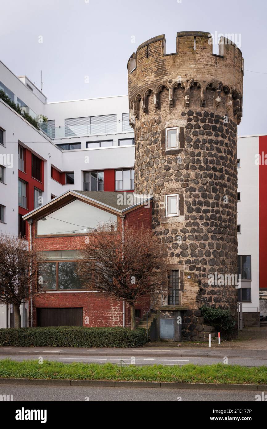 Le Kunibert Tower dans la rue Konrad-Adenauer-Ufer, Cologne, Allemagne. La tour qui s'appelle également Wegschnapp faisait partie de la ville médiévale. Banque D'Images