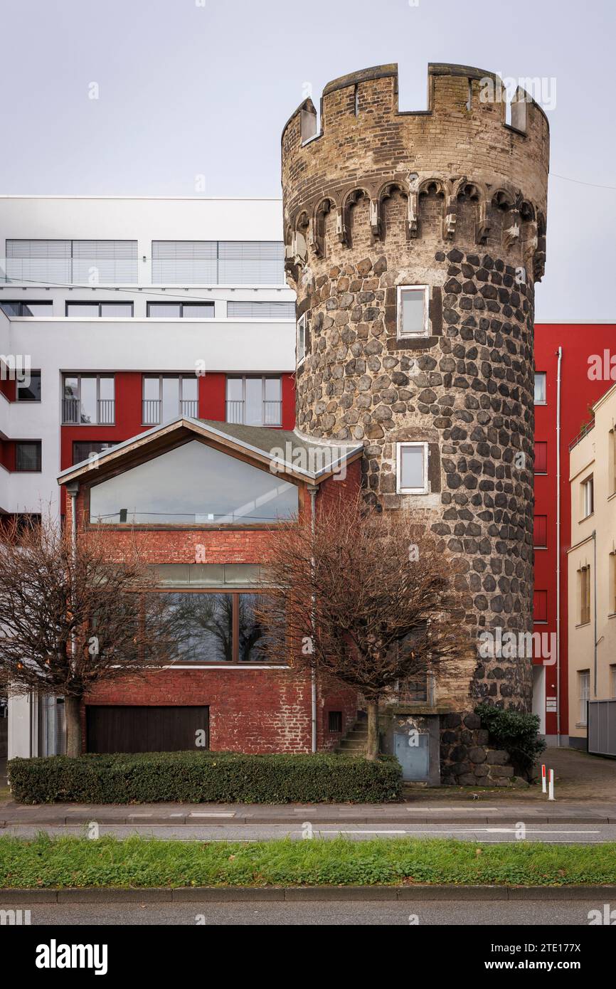 Le Kunibert Tower dans la rue Konrad-Adenauer-Ufer, Cologne, Allemagne. La tour qui s'appelle également Wegschnapp faisait partie de la ville médiévale. Banque D'Images