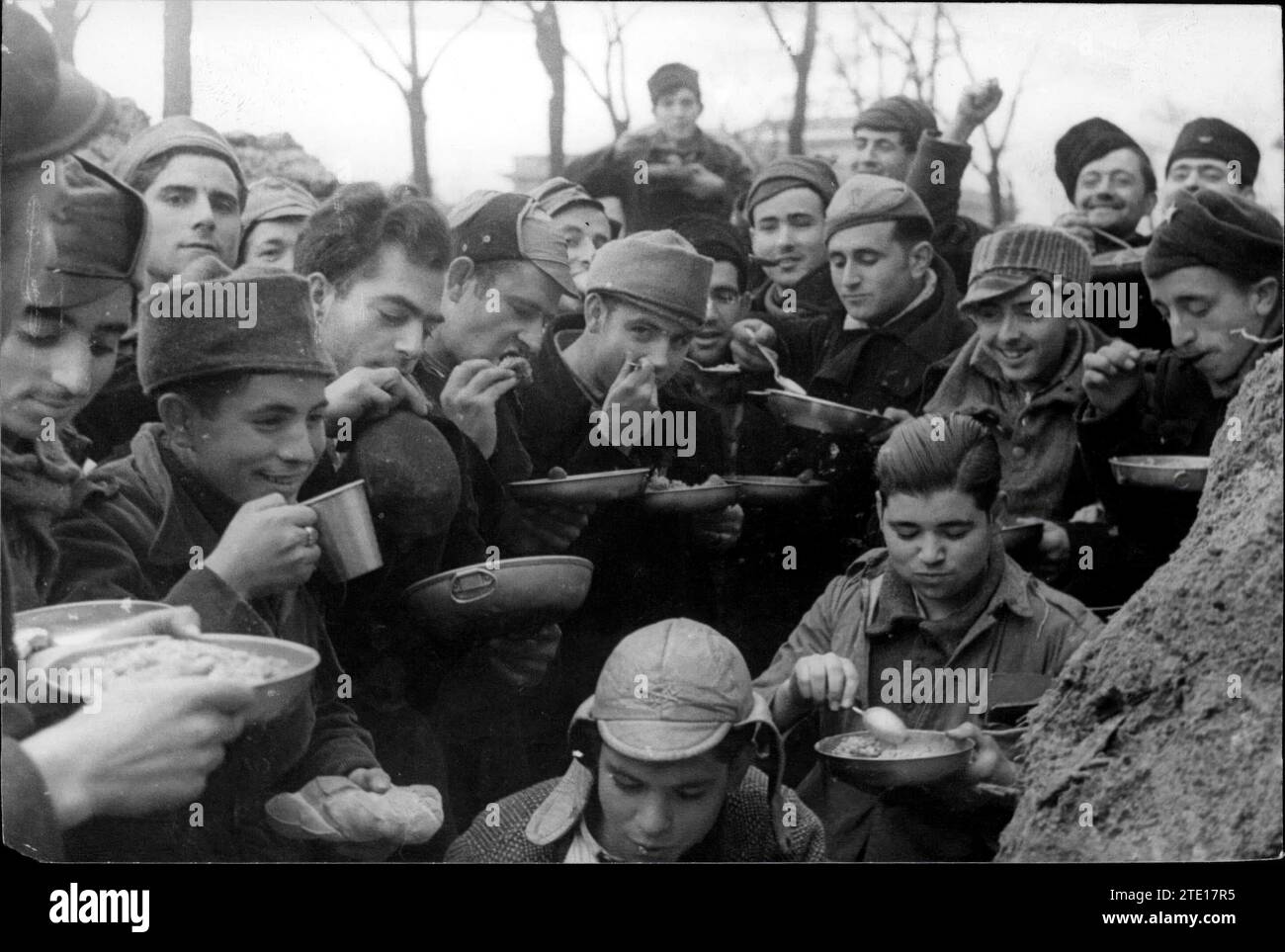 10/31/1936. L'heure du ranch aux soldats dans les tranchées républicaines, tandis que d'autres de leurs compagnons assurent un service de surveillance sur les parapets des lignes de feu. Crédit : Album / Archivo ABC / Piortiz Banque D'Images