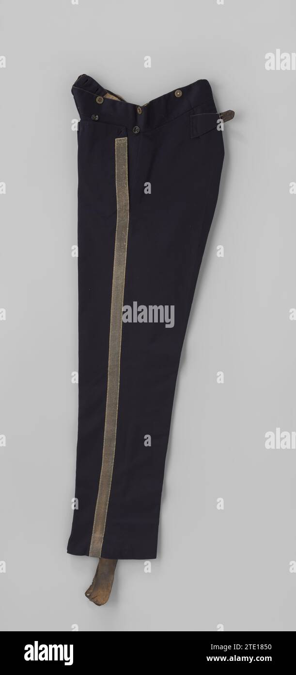 Pantalon en feuille bleu foncé, finement brillante avec long tuyau sans couvercle, valve à cinq nœuds et large espace argenté sur les coutures extérieures; au bas de larges ceintures de cuir ragable, partie d'un uniforme de milice, becker (tailleur), c. 1809 - c. 1829 de la milice Amsterdam tissu Amsterdam. fil argenté. Cuir de la milice d'Amsterdam tissu d'Amsterdam. fil argenté. cuir Banque D'Images