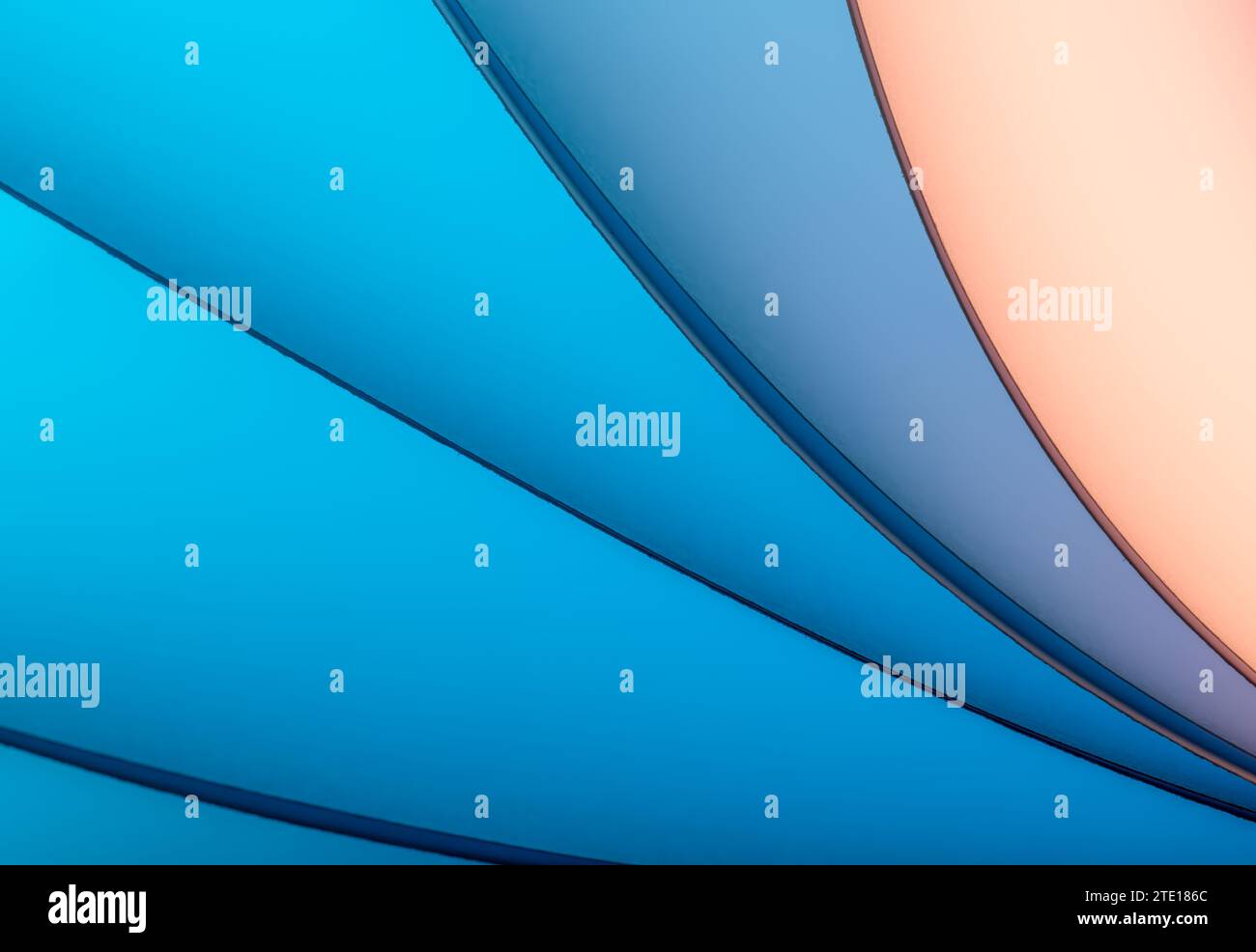 Feuilles de papier plié photographiées avec deux flashs séparés et utilisant des gels colorés pour ajouter la couleur Banque D'Images