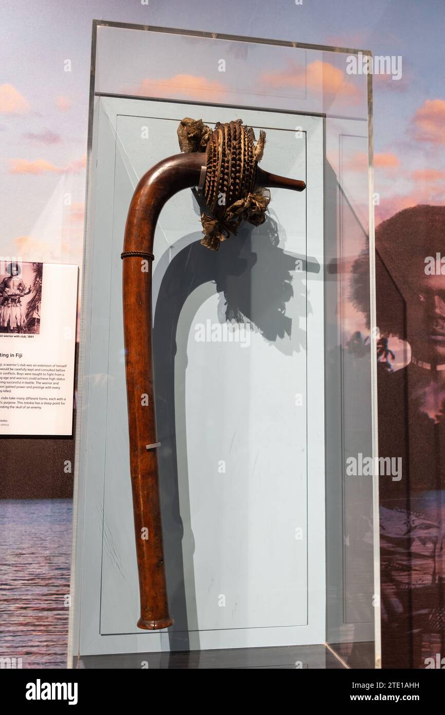 Club d'un guerrier fidjien, arme totokia en bois du 19e siècle avec des pointes pointues pour pénétrer le crâne d'un ennemi, exposition au Musée National o Banque D'Images