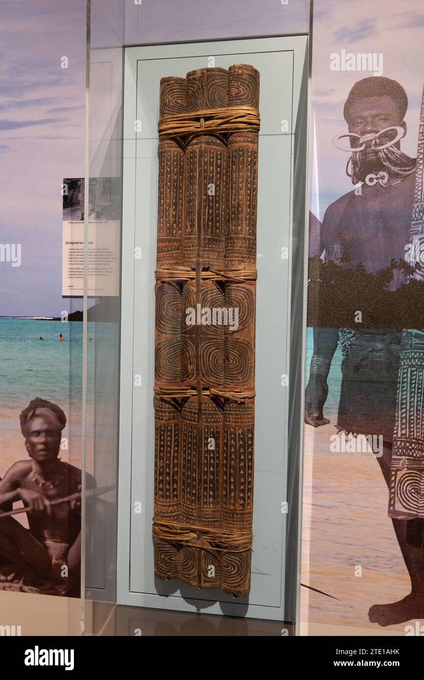 Bouclier de bataille traditionnel du début du 20e siècle avec des motifs sculptés d'hommes Arawe de Nouvelle-Bretagne, Papouasie-Nouvelle-Guinée, exposition au Musée National de SC Banque D'Images