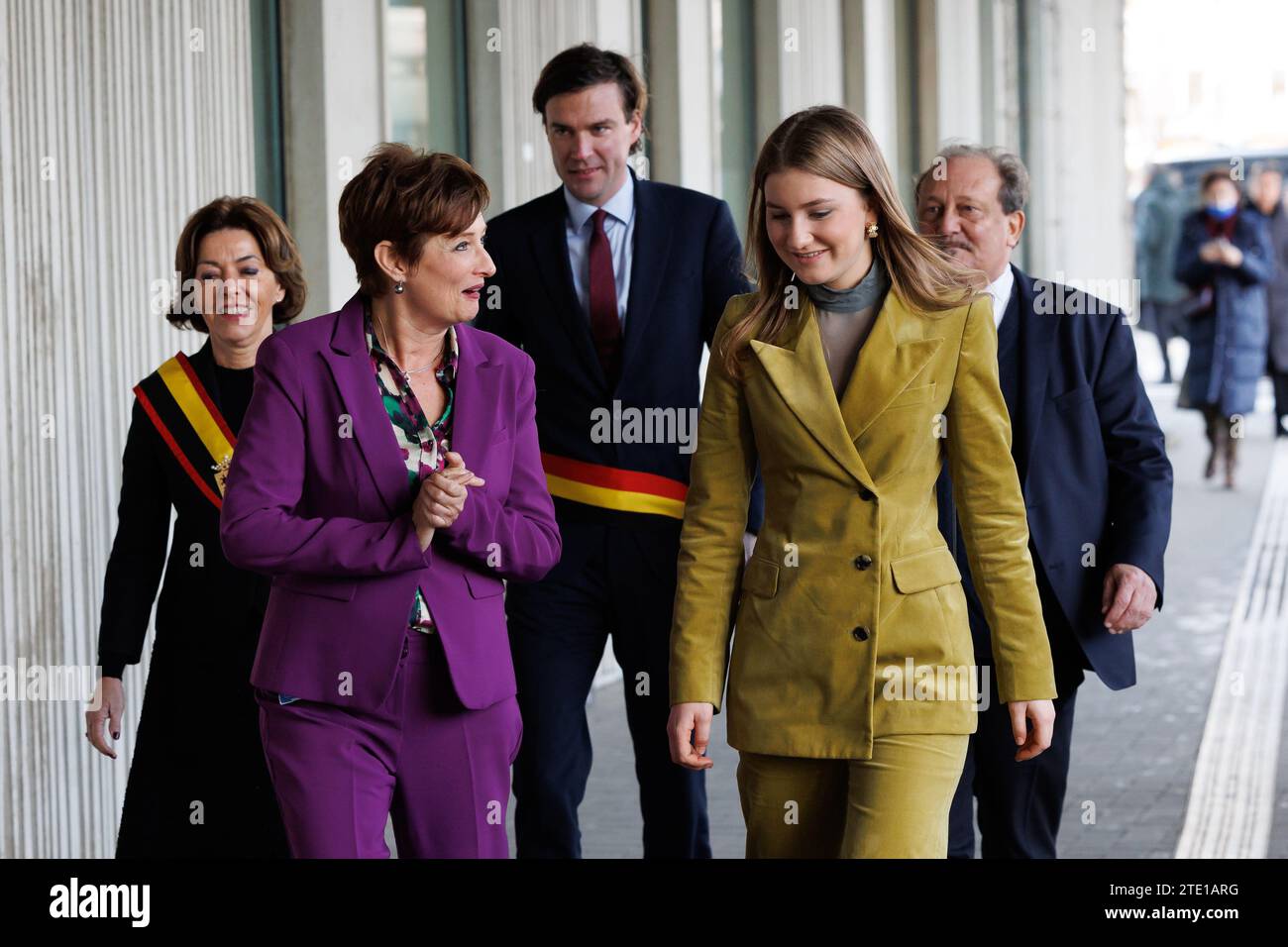 Gand, mercredi 20 décembre 2023. Carina Van Cauter, gouverneure de la province de Flandre orientale, prof. dr. Sabine Van daele, le maire de Gand Mathias de Clercq et la princesse héritière Elisabeth photographiés lors d'une visite royale à l'hôpital pour enfants Princesse Elisabeth de Gand, mercredi 20 décembre 2023. Cet hôpital traite les enfants jusqu’à l’âge de 15 ans ou jusqu’à 18 ans en cas de maladie chronique et permet à leurs parents de passer la nuit avec eux. Outre les soins médicaux, il propose également des installations et des services adaptés aux patients plus jeunes, tels qu’une salle de jeux, l’école hospitalière et des après-midi récréatifs. Là, le Banque D'Images