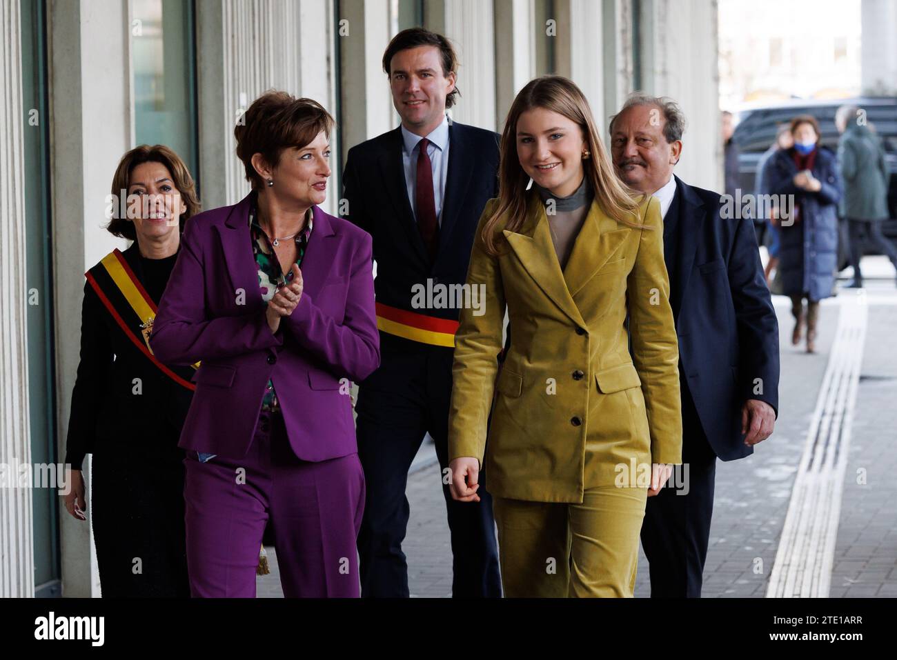 Gand, mercredi 20 décembre 2023. Carina Van Cauter, gouverneure de la province de Flandre orientale, prof. dr. Sabine Van daele, le maire de Gand Mathias de Clercq et la princesse héritière Elisabeth photographiés lors d'une visite royale à l'hôpital pour enfants Princesse Elisabeth de Gand, mercredi 20 décembre 2023. Cet hôpital traite les enfants jusqu’à l’âge de 15 ans ou jusqu’à 18 ans en cas de maladie chronique et permet à leurs parents de passer la nuit avec eux. Outre les soins médicaux, il propose également des installations et des services adaptés aux patients plus jeunes, tels qu’une salle de jeux, l’école hospitalière et des après-midi récréatifs. Là, le Banque D'Images