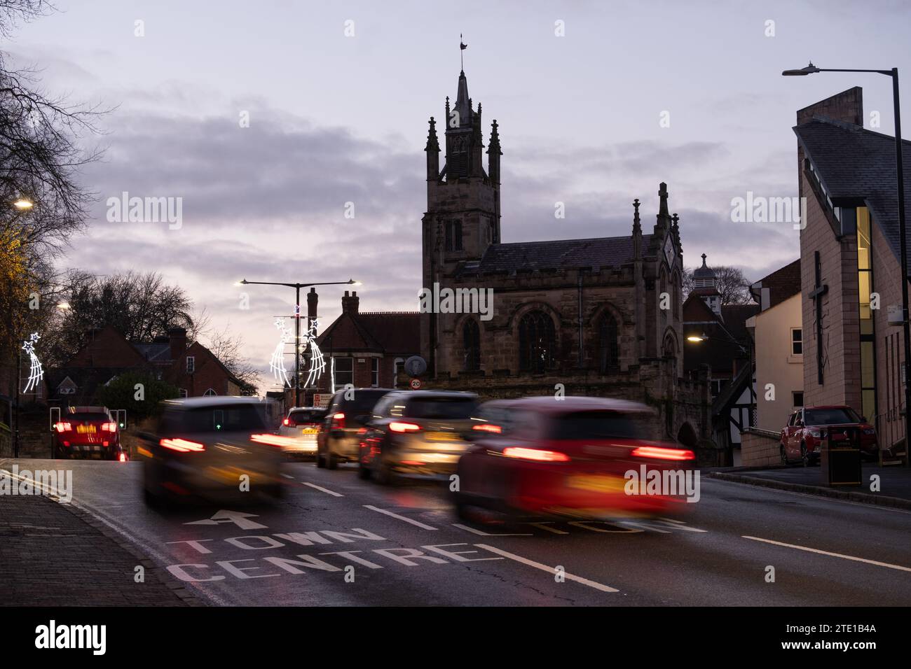 Circulation au crépuscule en hiver, Castle Hill, Warwick, Warwickshire, Angleterre, ROYAUME-UNI Banque D'Images