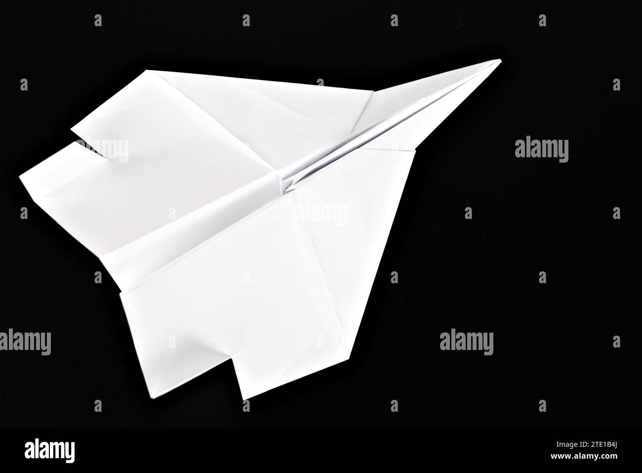 Plan de papier blanc isolé sur fond noir. Banque D'Images