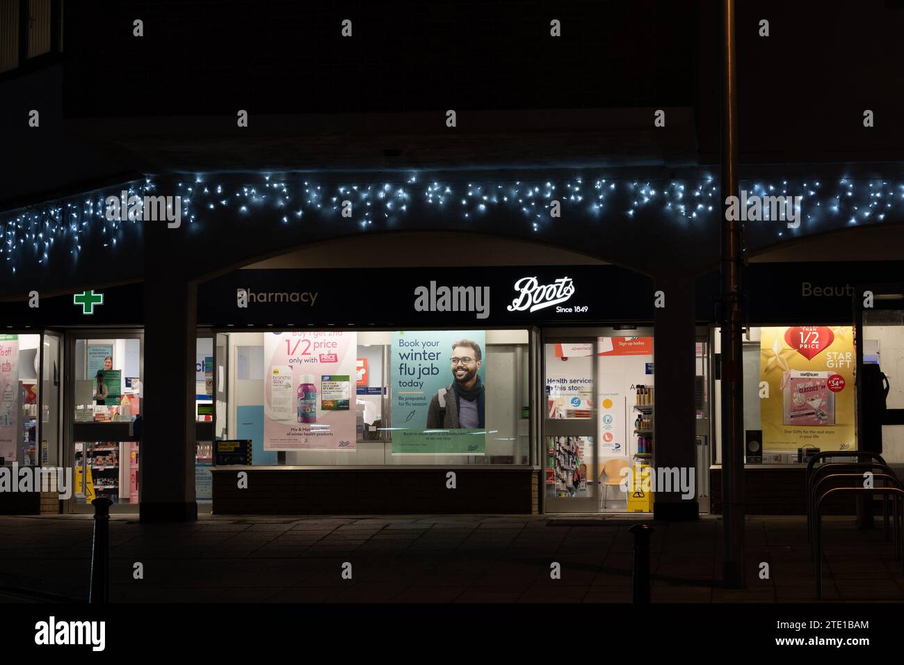 Magasin de bottes aux nuits et lumières de Noël, Warwick, Warwickshire, Angleterre, Royaume-Uni Banque D'Images