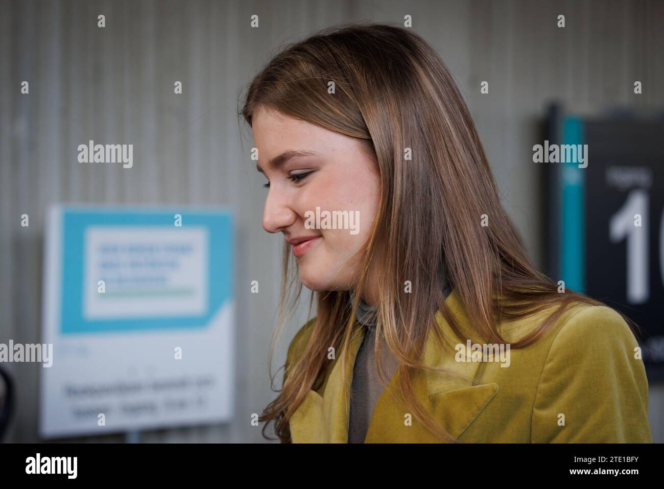 Gand, mercredi 20 décembre 2023. La Princesse héritière Elisabeth arrive pour une visite royale à l'hôpital pour enfants Princesse Elisabeth à Gand, le mercredi 20 décembre 2023. Cet hôpital traite les enfants jusqu’à l’âge de 15 ans ou jusqu’à 18 ans en cas de maladie chronique et permet à leurs parents de passer la nuit avec eux. Outre les soins médicaux, il propose également des installations et des services adaptés aux patients plus jeunes, tels qu’une salle de jeux, l’école hospitalière et des après-midi récréatifs. Là, la Princesse apprendra la vision de pointe et de l'avenir de l'hôpital. Par la suite, elle rencontre des patients Banque D'Images