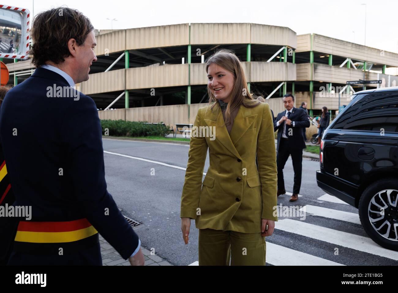 Gand, mercredi 20 décembre 2023. Mathias de Clercq, maire de Gand, et Elisabeth, princesse héritière photographiés lors d'une visite royale à l'hôpital pour enfants Princesse Elisabeth à Gand, mercredi 20 décembre 2023. Cet hôpital traite les enfants jusqu’à l’âge de 15 ans ou jusqu’à 18 ans en cas de maladie chronique et permet à leurs parents de passer la nuit avec eux. Outre les soins médicaux, il propose également des installations et des services adaptés aux patients plus jeunes, tels qu’une salle de jeux, l’école hospitalière et des après-midi récréatifs. Là, la Princesse apprendra la vision de pointe et de l'avenir de l'hôpital. A. Banque D'Images