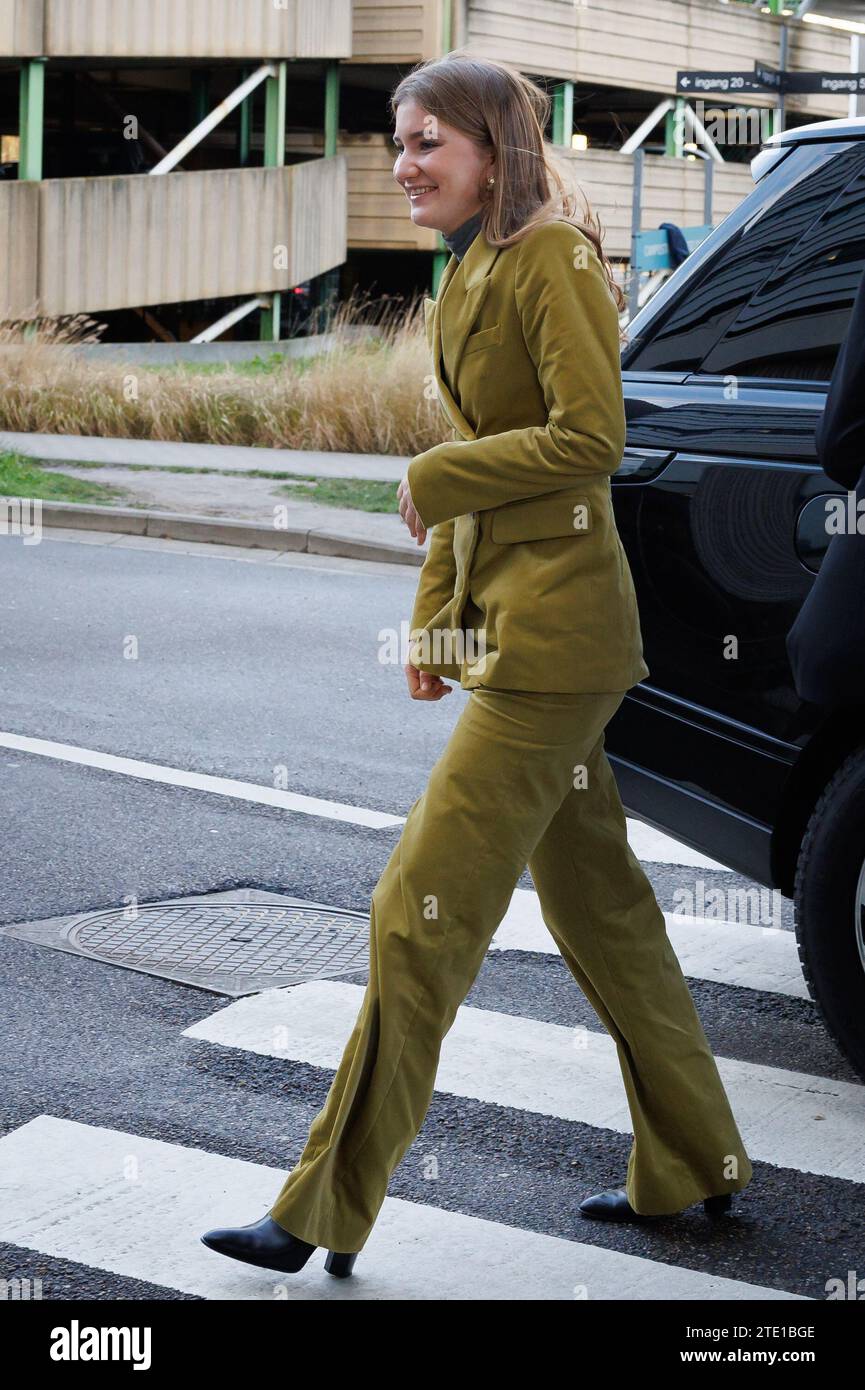 Gand, mercredi 20 décembre 2023. La Princesse héritière Elisabeth arrive pour une visite royale à l'hôpital pour enfants Princesse Elisabeth à Gand, le mercredi 20 décembre 2023. Cet hôpital traite les enfants jusqu’à l’âge de 15 ans ou jusqu’à 18 ans en cas de maladie chronique et permet à leurs parents de passer la nuit avec eux. Outre les soins médicaux, il propose également des installations et des services adaptés aux patients plus jeunes, tels qu’une salle de jeux, l’école hospitalière et des après-midi récréatifs. Là, la Princesse apprendra la vision de pointe et de l'avenir de l'hôpital. Par la suite, elle rencontre des patients Banque D'Images