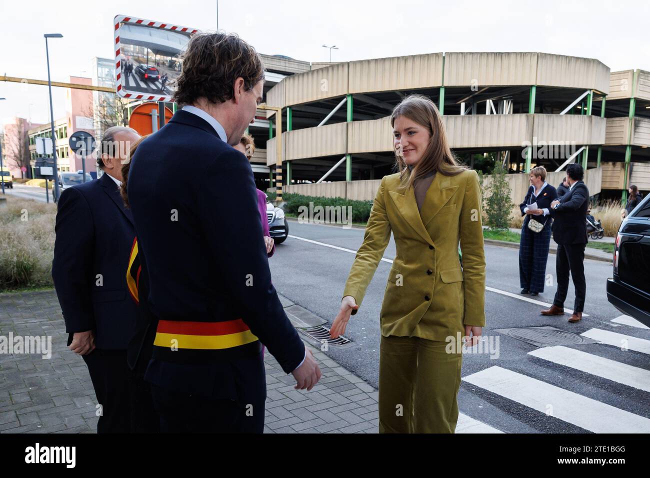 Gand, mercredi 20 décembre 2023. Mathias de Clercq, maire de Gand, et Elisabeth, princesse héritière photographiés lors d'une visite royale à l'hôpital pour enfants Princesse Elisabeth à Gand, mercredi 20 décembre 2023. Cet hôpital traite les enfants jusqu’à l’âge de 15 ans ou jusqu’à 18 ans en cas de maladie chronique et permet à leurs parents de passer la nuit avec eux. Outre les soins médicaux, il propose également des installations et des services adaptés aux patients plus jeunes, tels qu’une salle de jeux, l’école hospitalière et des après-midi récréatifs. Là, la Princesse apprendra la vision de pointe et de l'avenir de l'hôpital. A. Banque D'Images