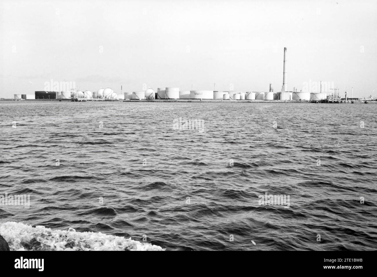 Navires, foreuse et Mobil Oil Amerikahaven, foreuses plates-formes, ports, navires, off-shore, Amsterdam, pays-Bas, 16-01-1984, Whizgle News from the Past, taillé pour l'avenir. Explorez les récits historiques, l'image de l'agence néerlandaise avec une perspective moderne, comblant le fossé entre les événements d'hier et les perspectives de demain. Un voyage intemporel façonnant les histoires qui façonnent notre avenir. Banque D'Images