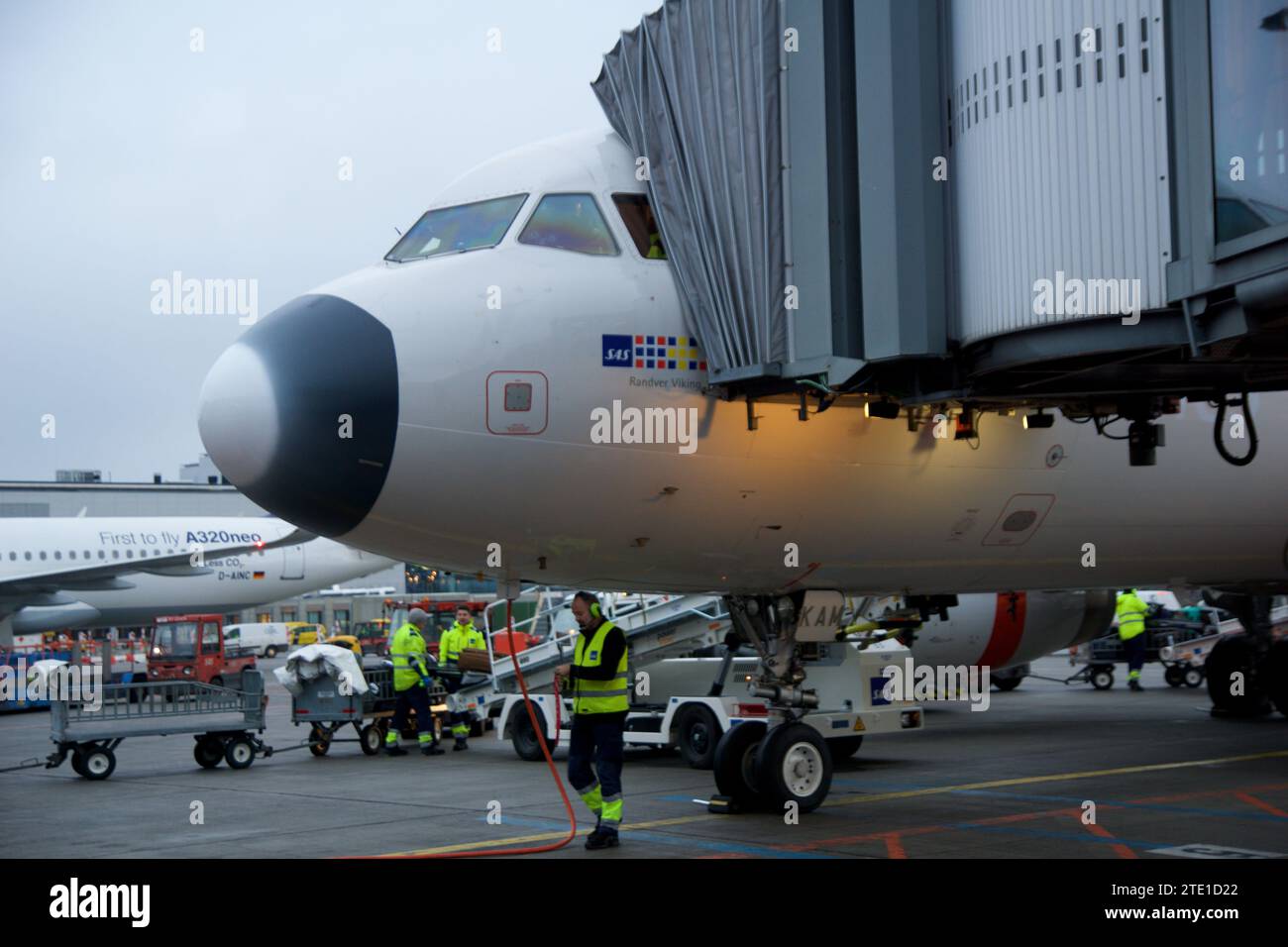 COPENHAGUE, DANEMARK - 24 NOVEMBRE 2018 : Airbus A320 au nez blanc de SAS Scandinavian Airlines à la porte d'embarquement Banque D'Images