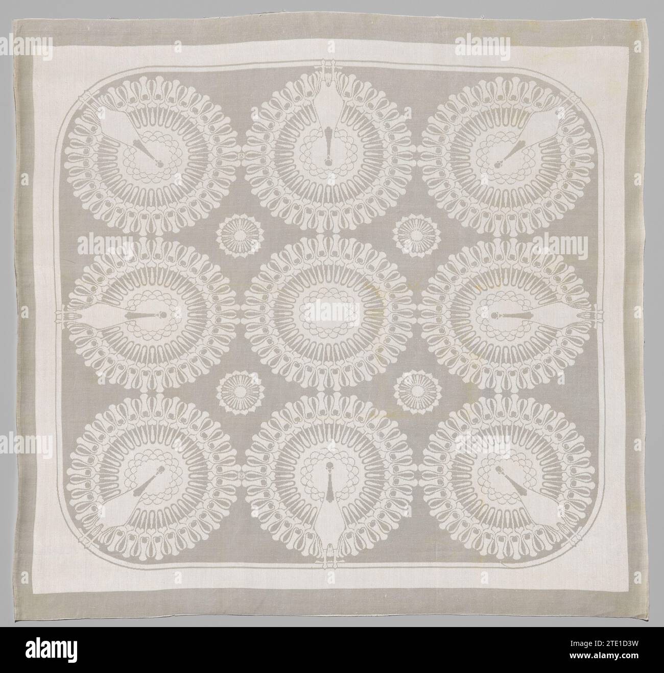 Serviette avec le motif 'Pauw', E.J.F. van Dissel & Zonen, c. 1918 serviette Linnamast avec le motif 'Pauw' (design 526). Prier une liste lisse de coins arrondis sont neuf cercles. Les parties extérieures montrent un paon tournant vers l'intérieur. De Pauw est frontalement et en montrant l'attitude. Le cercle du milieu a la queue stylisée de paon. Quatre petites rosettes comme remplissage intermédiaire. Malsain. Serviette Linnamast en lin Eindhoven (matériau) damassé avec le design 'Pauw' (design 526). Prier une liste lisse de coins arrondis sont neuf cercles. Les parties extérieures montrent un paon tournant vers l'intérieur. De Pauw est frontally et in Banque D'Images