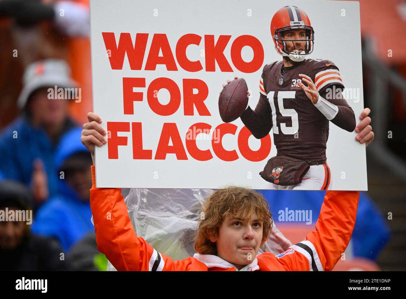 A fan holds a sign featuring Cleveland Browns quarterback Joe Flacco before an NFL football game between the Browns and the Chicago Bears in Cleveland, Sunday, Dec. 17, 2023. The Browns won 20-17. (AP Photo/David Richard) Banque D'Images