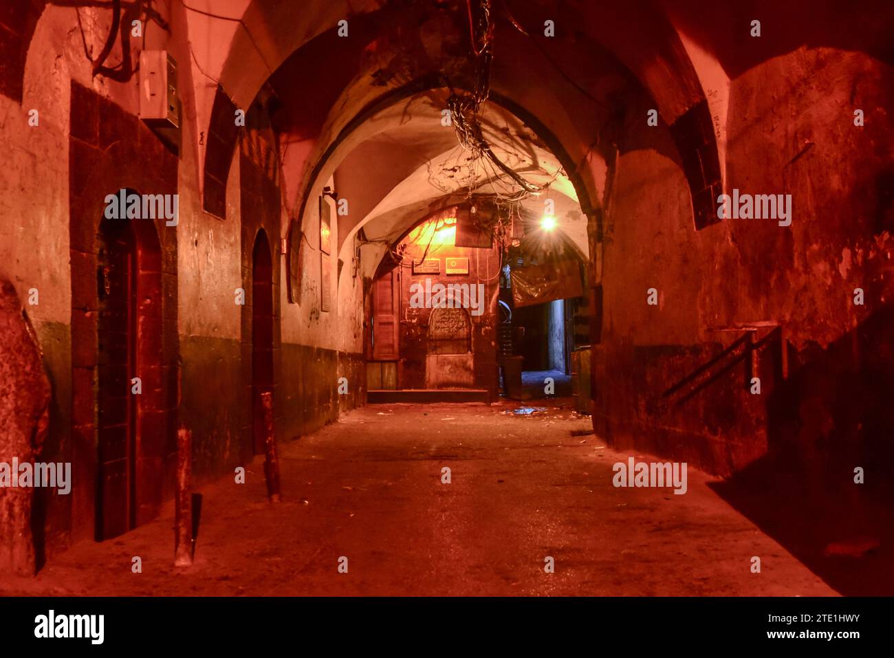 Il a fait une promenade et s'est perdu dans une ruelle couverte dans le vieux Damas avant l'aube, les rues vides à cause des habitants qui assistaient aux prières du matin. Banque D'Images