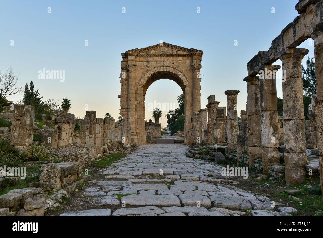 Vestiges du 2e siècle A.D. Arc d'Hadrien, situé dans le site du patrimoine mondial de Tyr Al-Bass à Tyr, Liban Banque D'Images