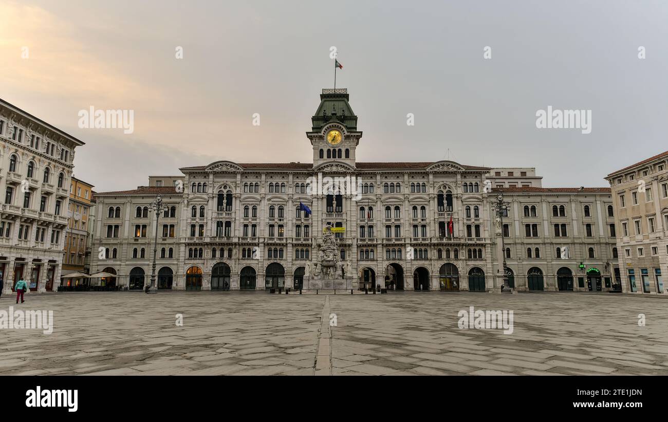 Early monring Piazza Unità dItalia/Unity of Italy Square. Trieste, Italie Banque D'Images