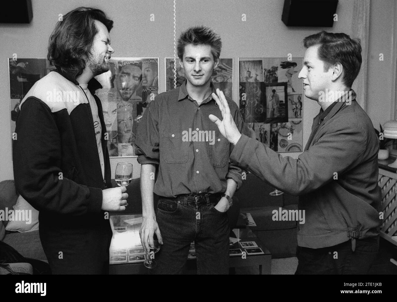 Groupe de musique suédois RATATA avec Johan Ekelund et Mauro Scocco 1987 célébrant la sortie du disque avec le producteur Anders Glenmark Banque D'Images