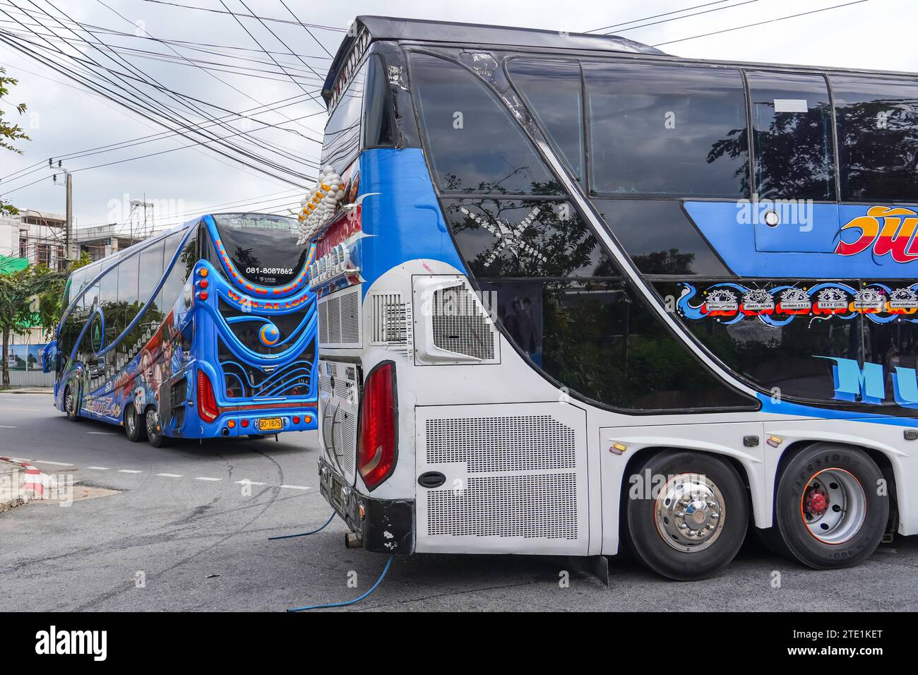 Bus touristique à impériale blanc pour le transport de passagers lors d'un voyage autour de la Thaïlande, Bangkok 04 décembre 2023. Banque D'Images