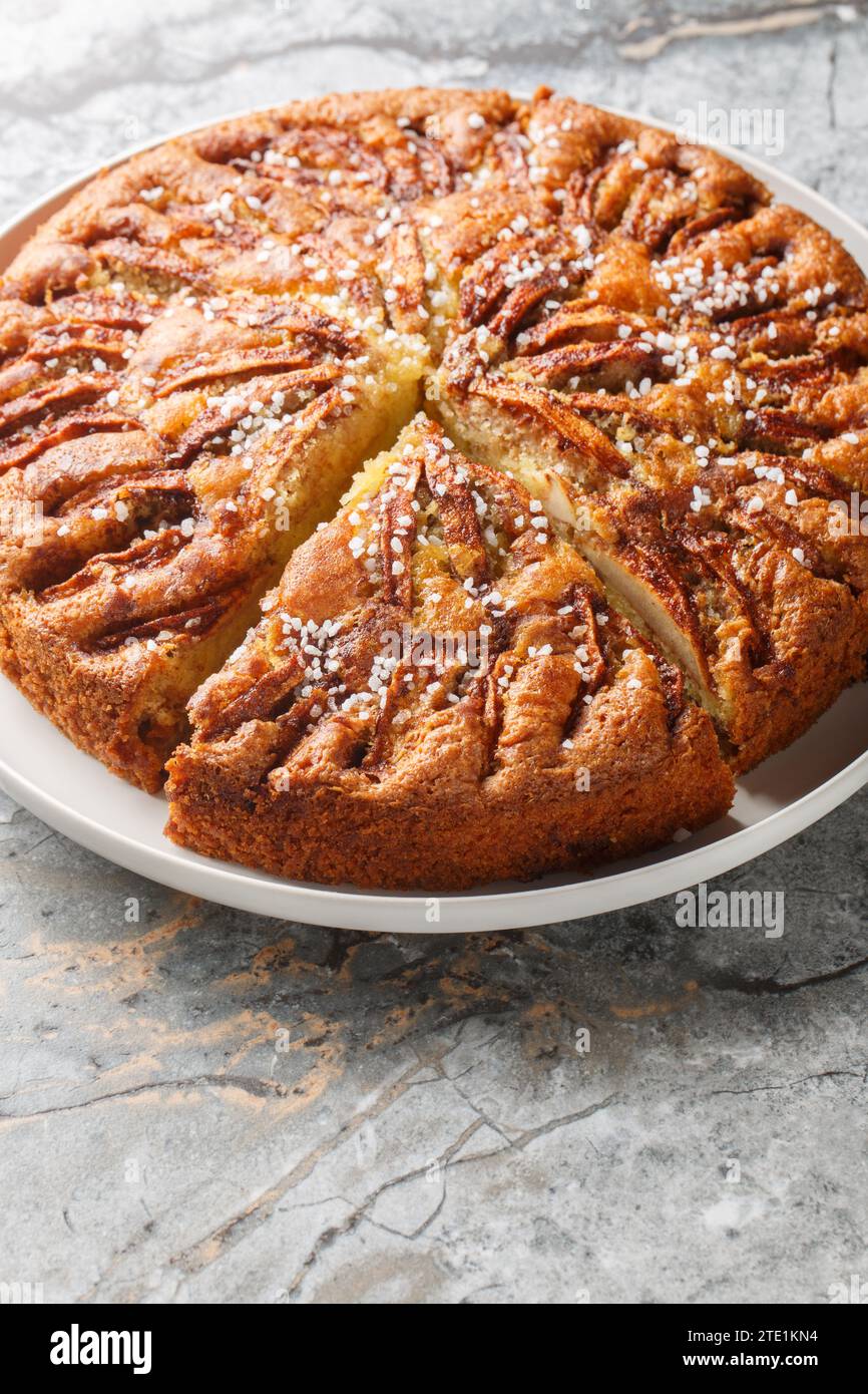 Eplekake est un délicieux gâteau aux pommes à la cannelle d'un bol qui est le genre de chose que les rêves d'automne sont faits de gros plan sur une assiette sur la table. Vertical Banque D'Images