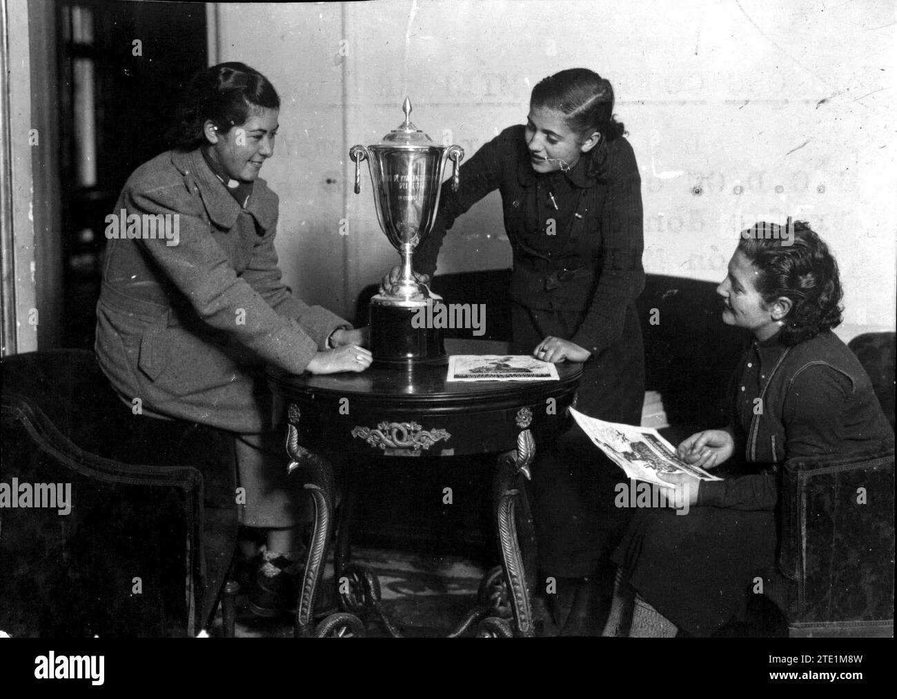 01/01/1937. Trophée militaire du nouvel an « cross country ». Les secrétaires femmes de la FCDO changent les impressions avant le trophée offert par le Service de recherche militaire. Crédit : Album / Archivo ABC Banque D'Images