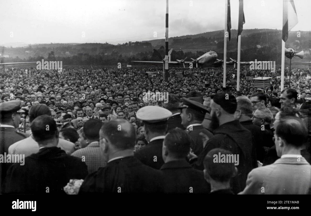 Vigo, 04/25/1954. Le maire de la ville, M. Pérez Lorente, lors de l'inauguration de l'aéroport de Peinador. Crédit : Album / Archivo ABC / Pacheco Banque D'Images