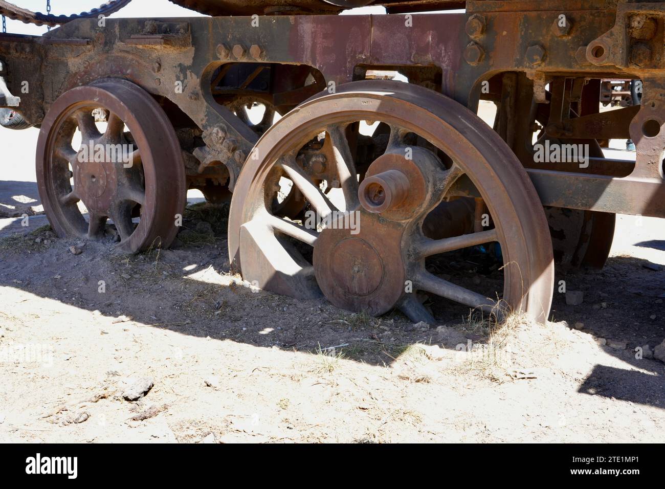 Rouiller les roues de locomotive au Cementerio de Trenes ou cimetière du Grand train. Uyuni, Bolivie, 11 octobre 2023. Banque D'Images