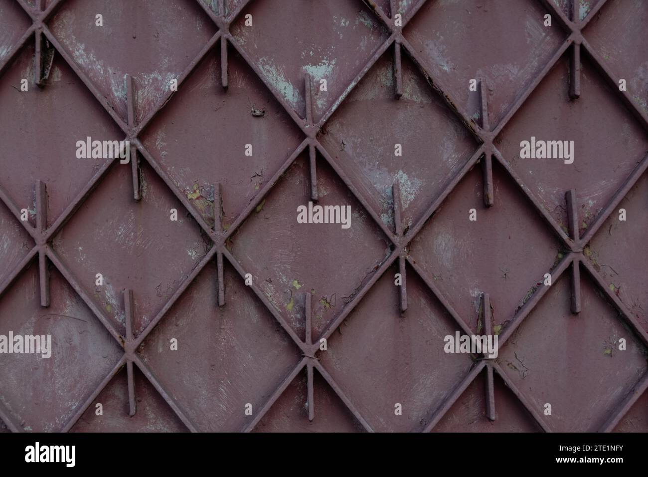 Une vieille porte sale avec un motif de forminga de diamants et d'ex. Banque D'Images