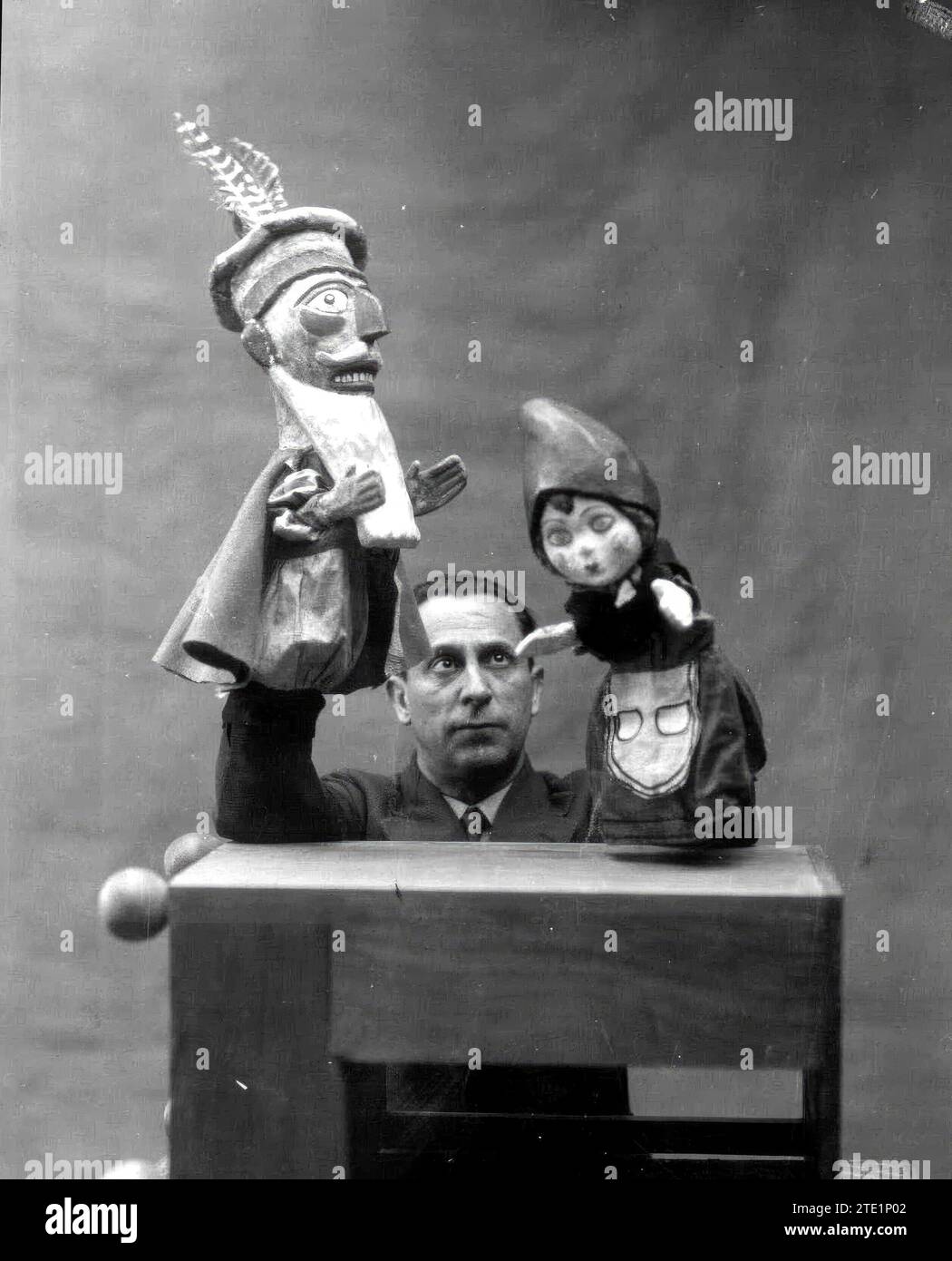 12/31/1929. Bartolozzi avec deux poupées de sa création. Crédit : Album / Archivo ABC / Alfonso Banque D'Images