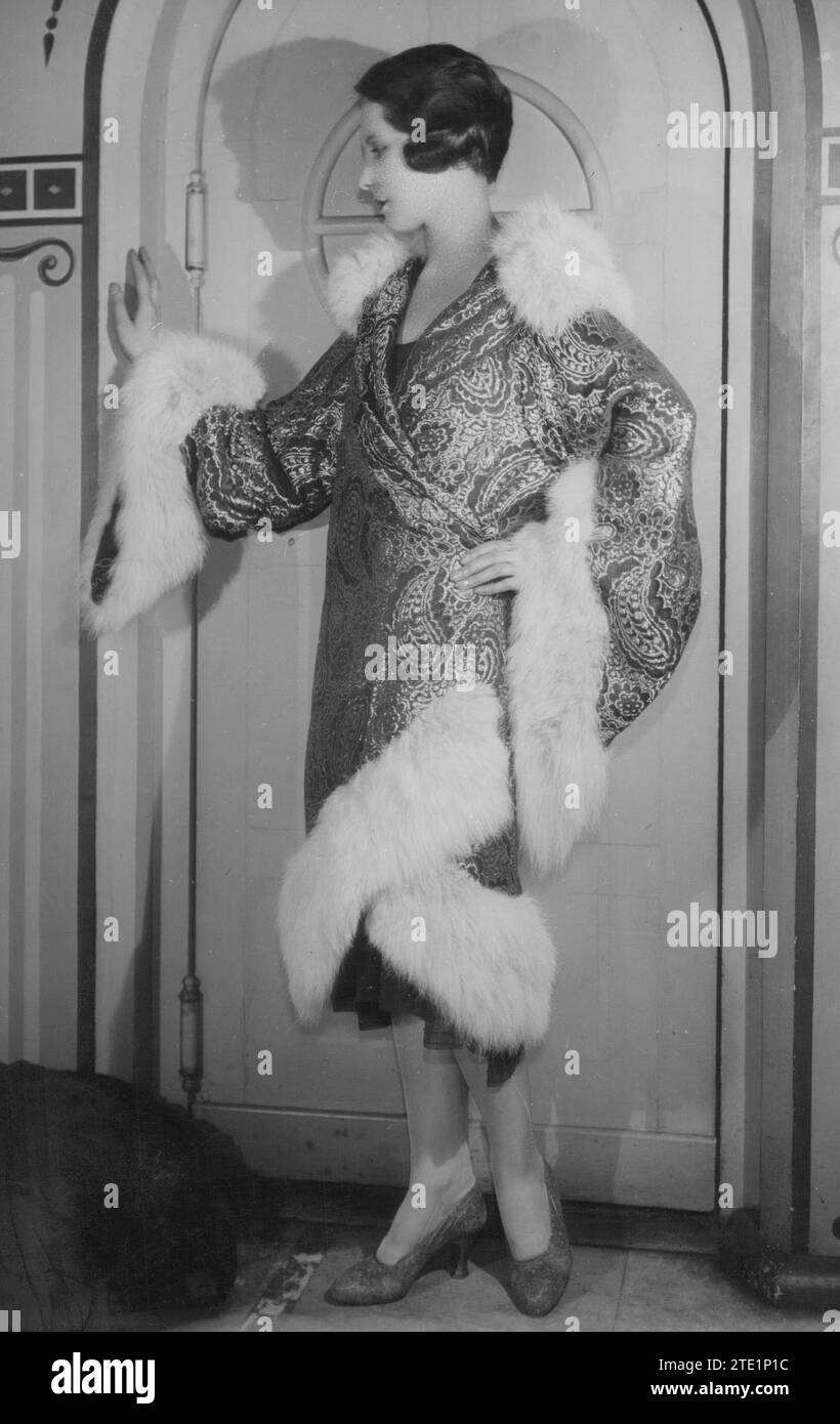 12/31/1927. Dans l'image, couche de tissu rouge et or avec fourrure blanche. Alice Bernard Model. Crédit : Album / Archivo ABC / Sartony Laffitte Banque D'Images