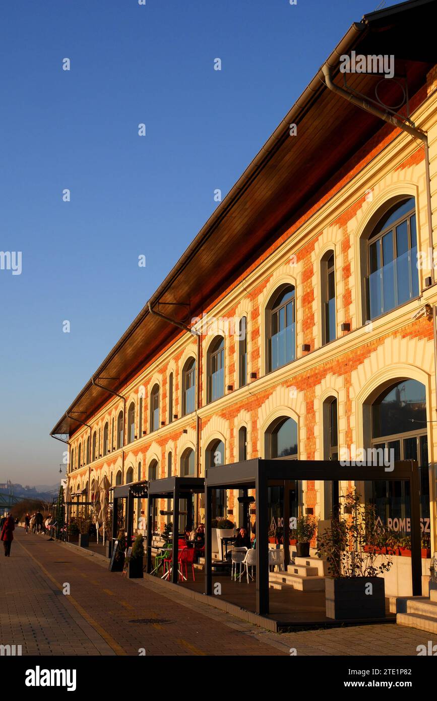 Le centre culturel, commercial et de divertissement Balna (baleine) sur le quai du Danube, Budapest, Hongrie Banque D'Images